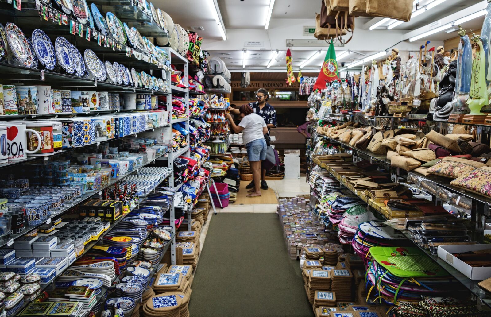 Canon EOS 70D sample photo. Shop, souvenirs, souvenir shop photography