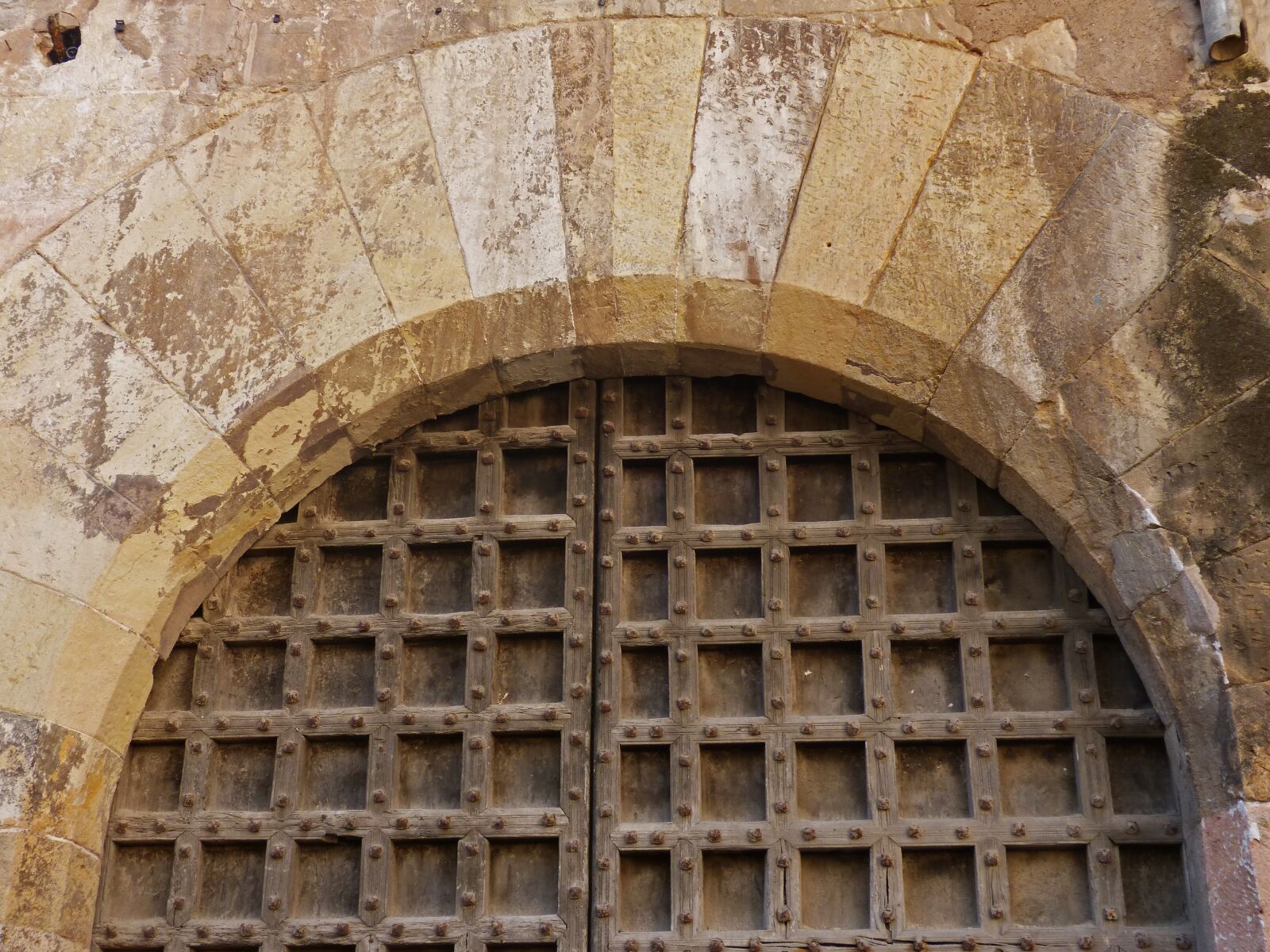 Panasonic DMC-FZ62 sample photo. Door, arc, old photography