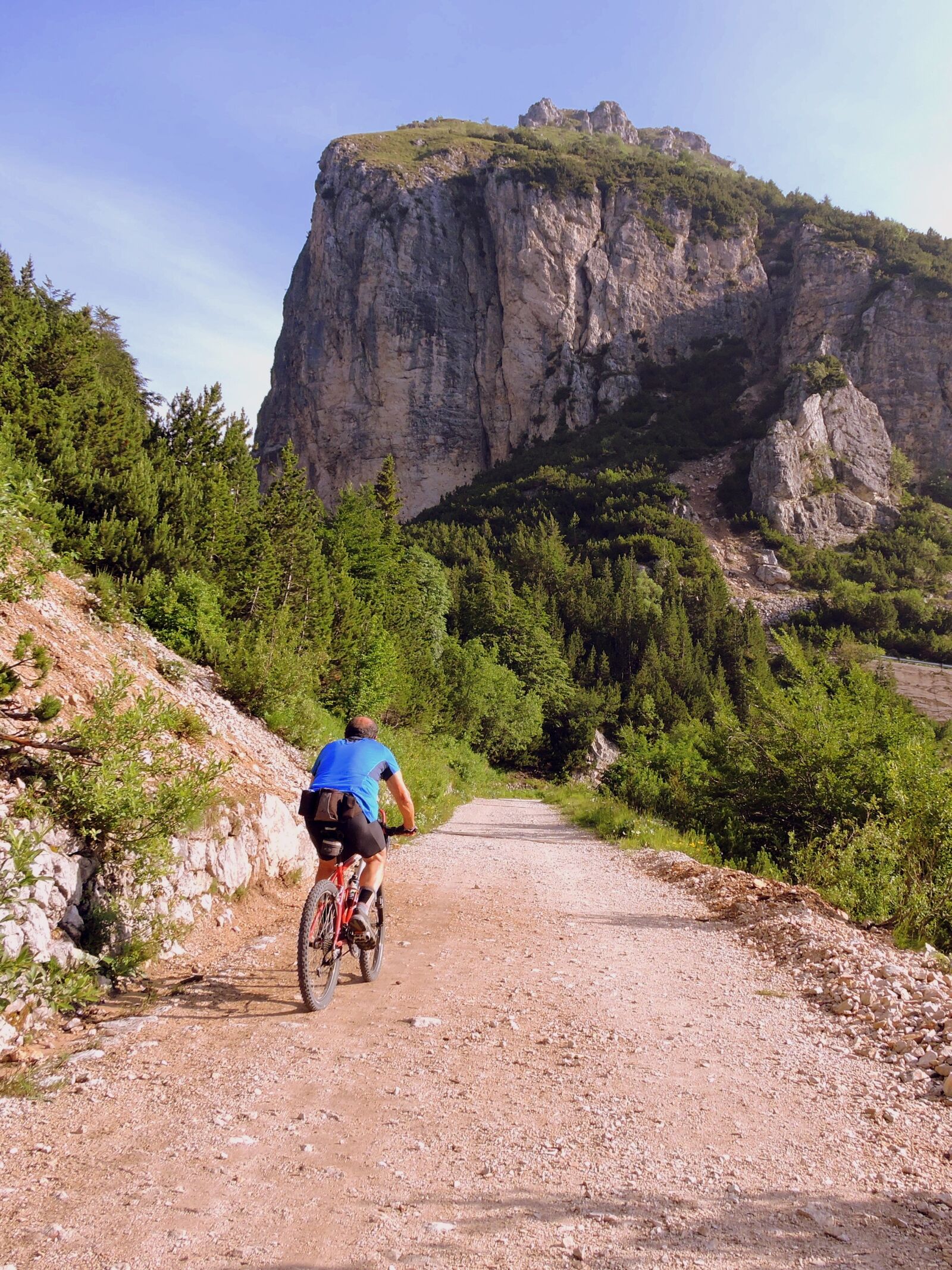 Nikon Coolpix P600 sample photo. Cyclist, trail, mountain photography