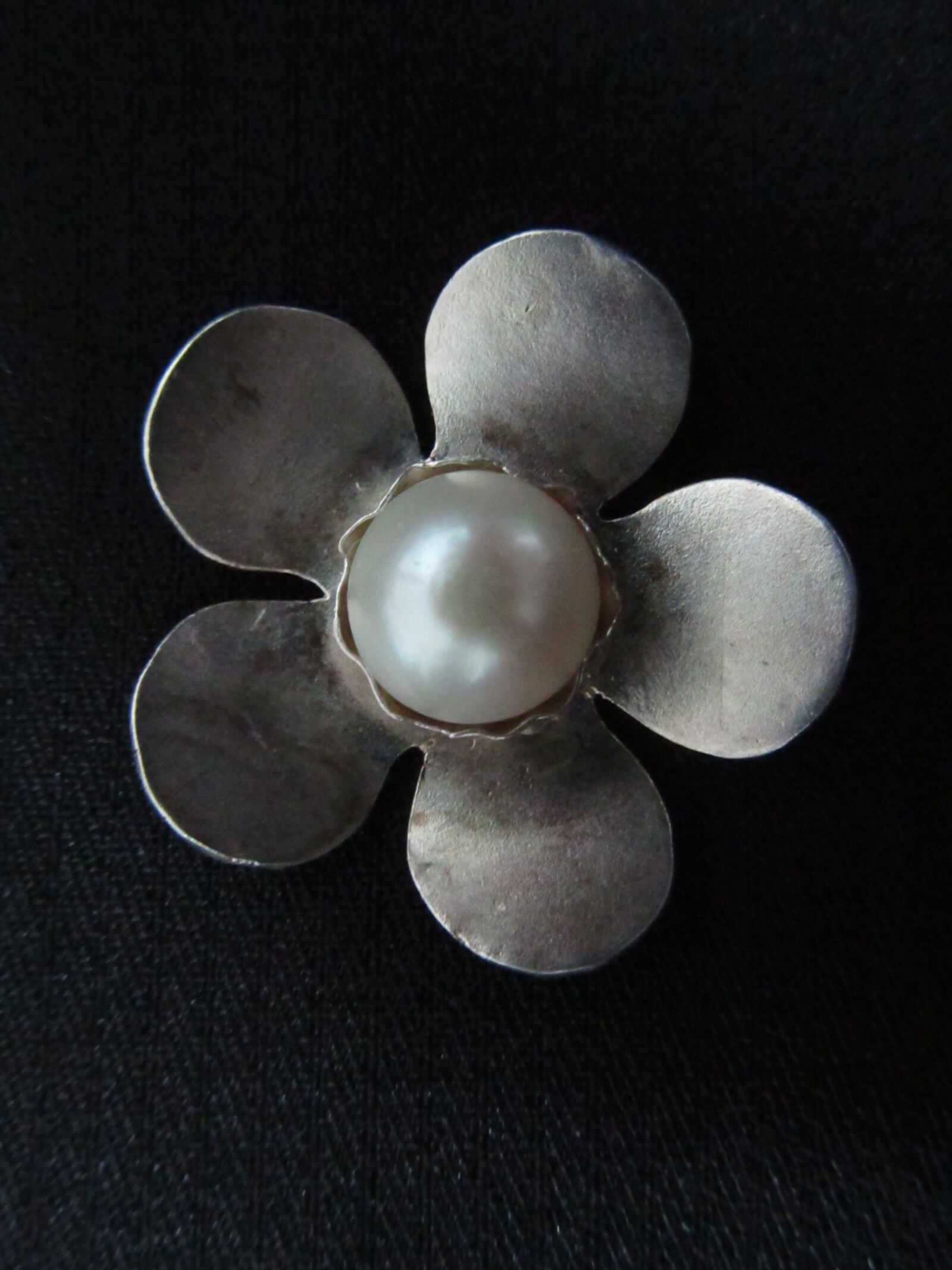 Canon PowerShot SX130 IS sample photo. Silver pendant, flower, pearl photography