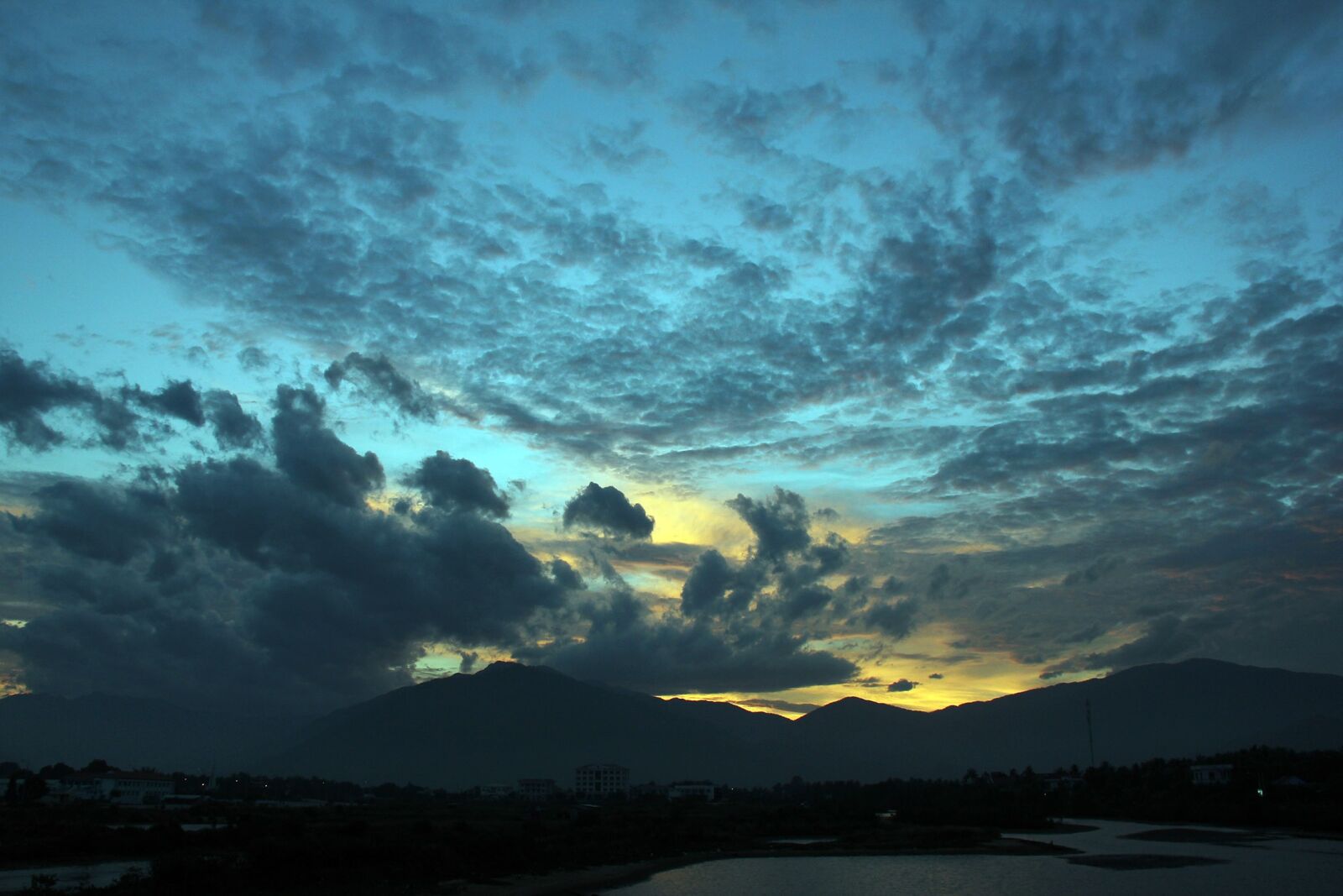 Canon EOS 550D (EOS Rebel T2i / EOS Kiss X4) sample photo. Mountain, sunset, sea photography