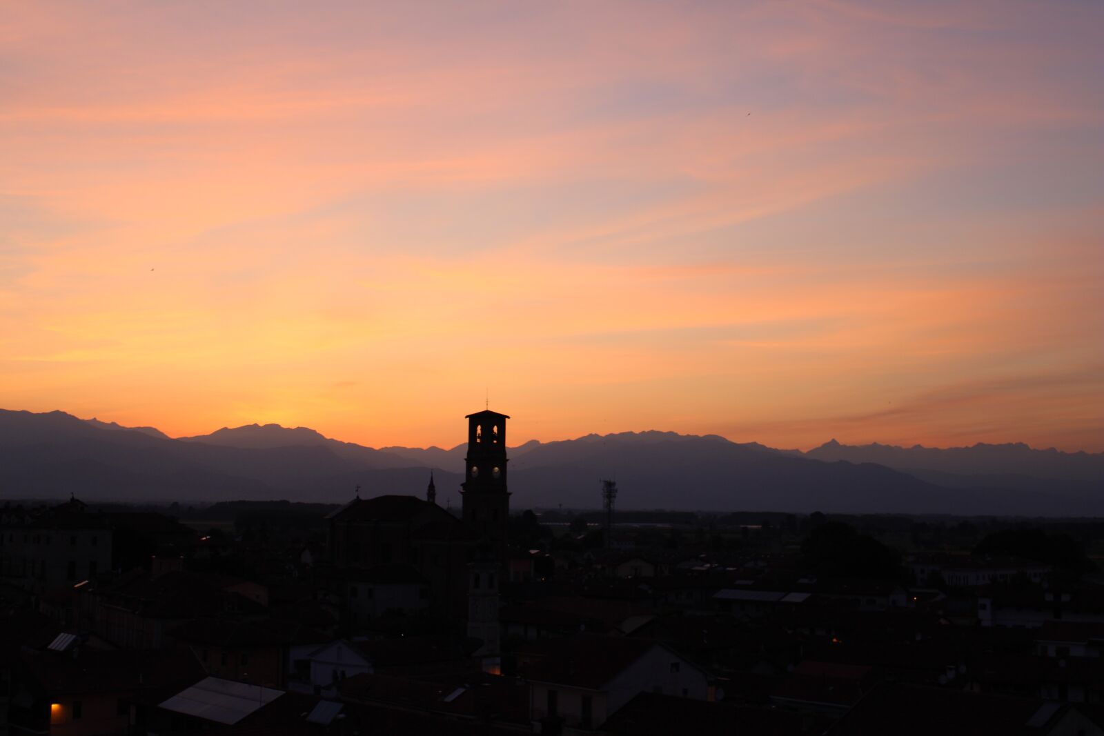 Canon EOS 2000D (EOS Rebel T7 / EOS Kiss X90 / EOS 1500D) sample photo. Dusk, mountain, silhouette photography