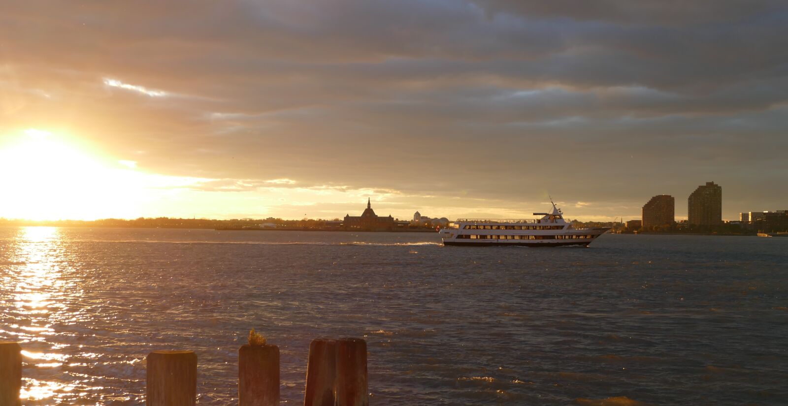 Panasonic Lumix DMC-FZ1000 sample photo. Sunset, boat, newyork photography
