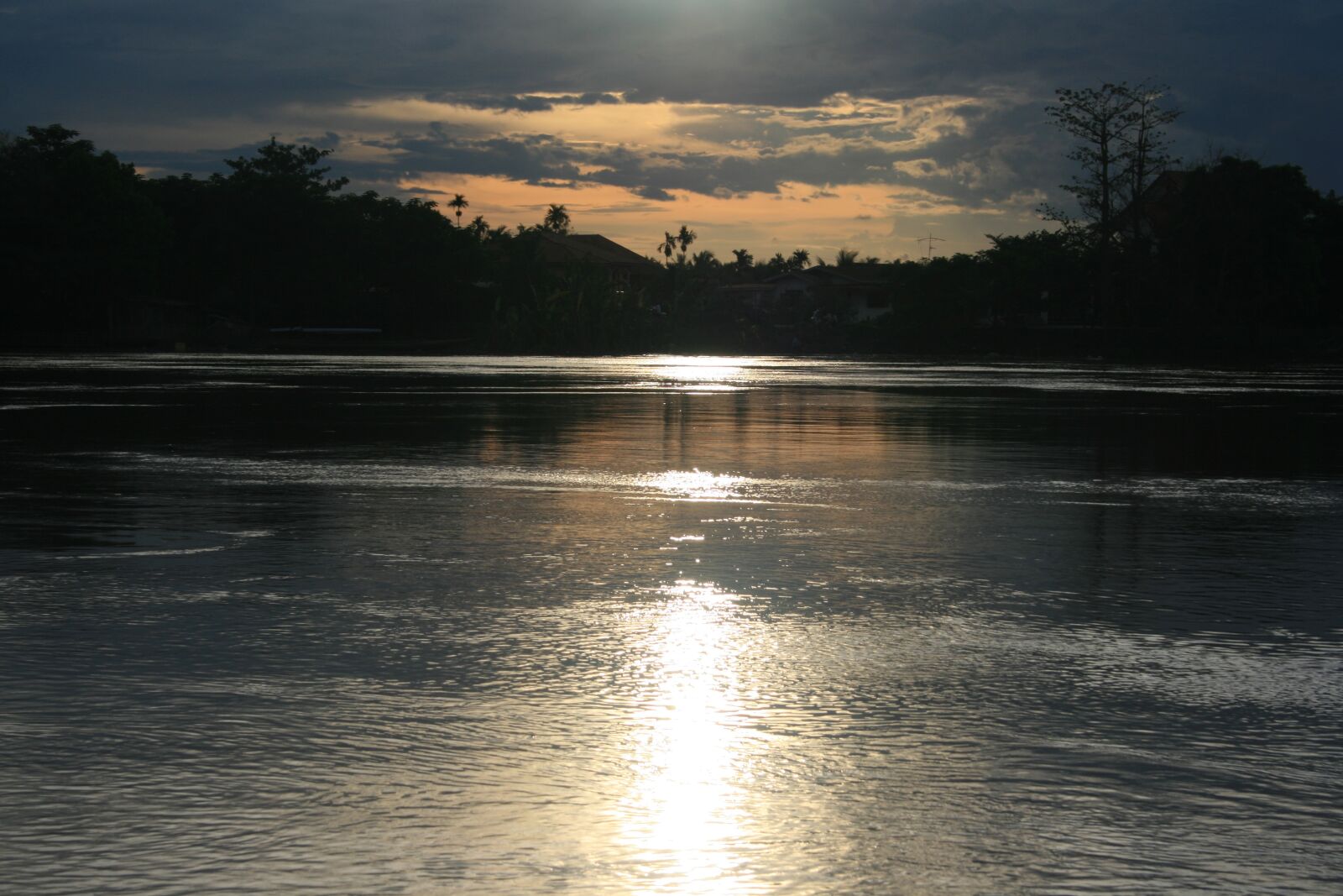 Canon EOS 400D (EOS Digital Rebel XTi / EOS Kiss Digital X) sample photo. River, jungle, twilight photography
