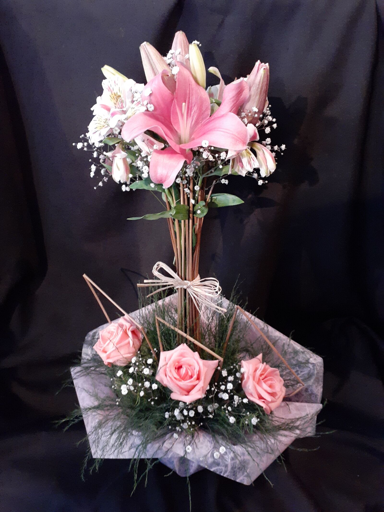 Samsung Galaxy A20 sample photo. Liliums, rosas, alstroemerias photography
