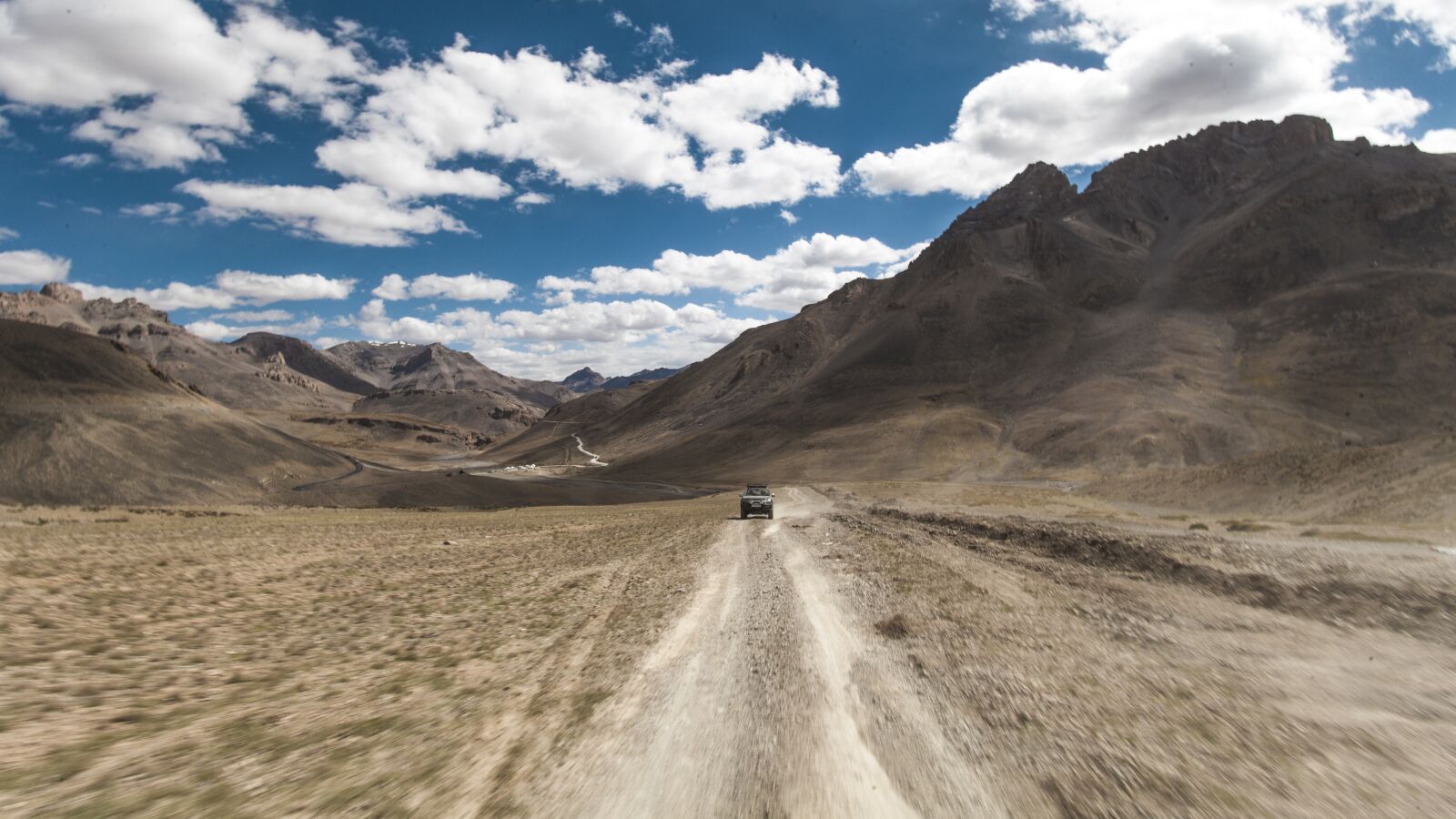 Canon EOS 5D Mark II + Canon EF 17-40mm F4L USM sample photo. Ladakh, himalayas, roads photography