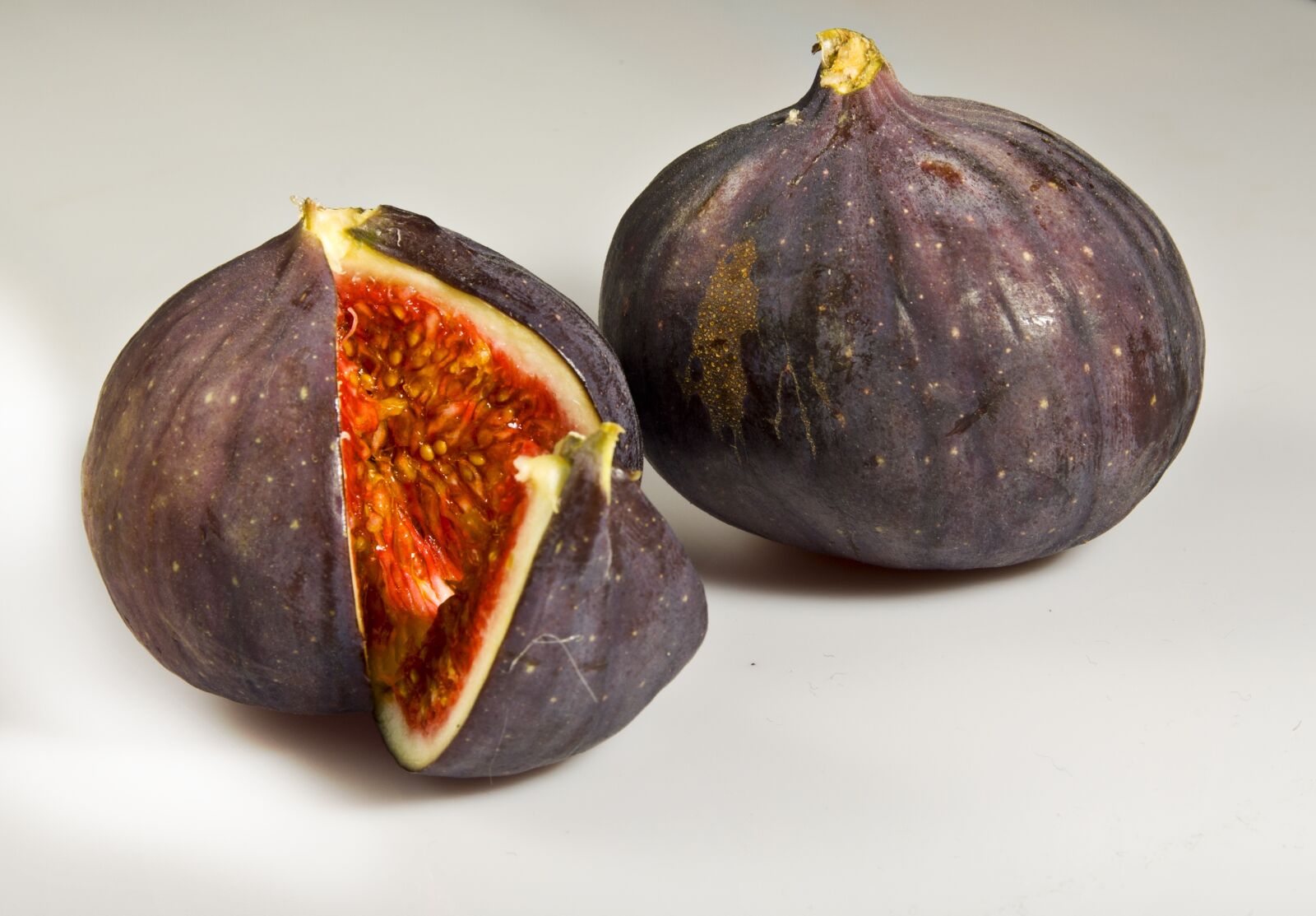 Canon EOS 1000D (EOS Digital Rebel XS / EOS Kiss F) sample photo. Fig, tropical fruit, violet photography