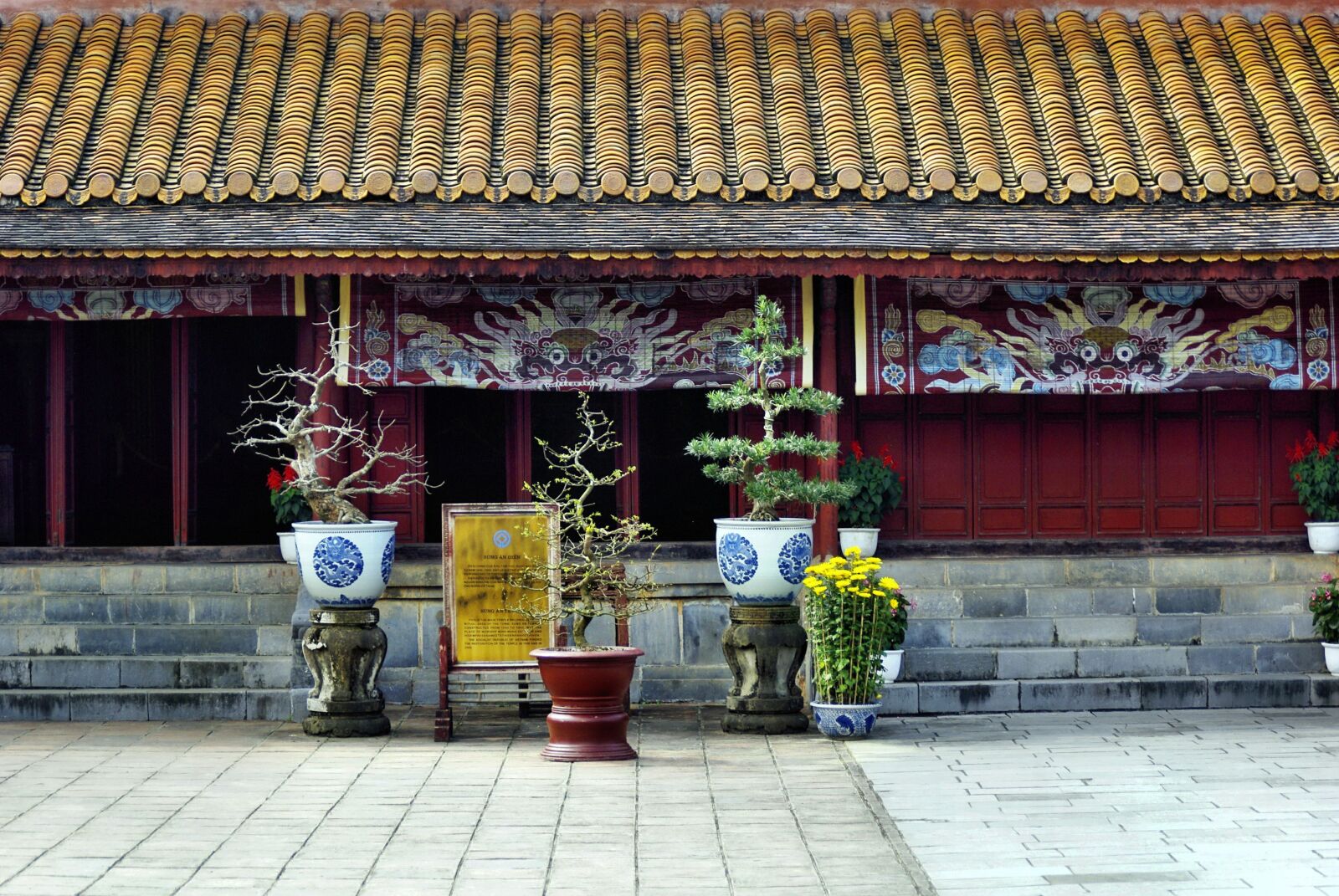 Pentax K200D sample photo. Viet nam, temple, altar photography