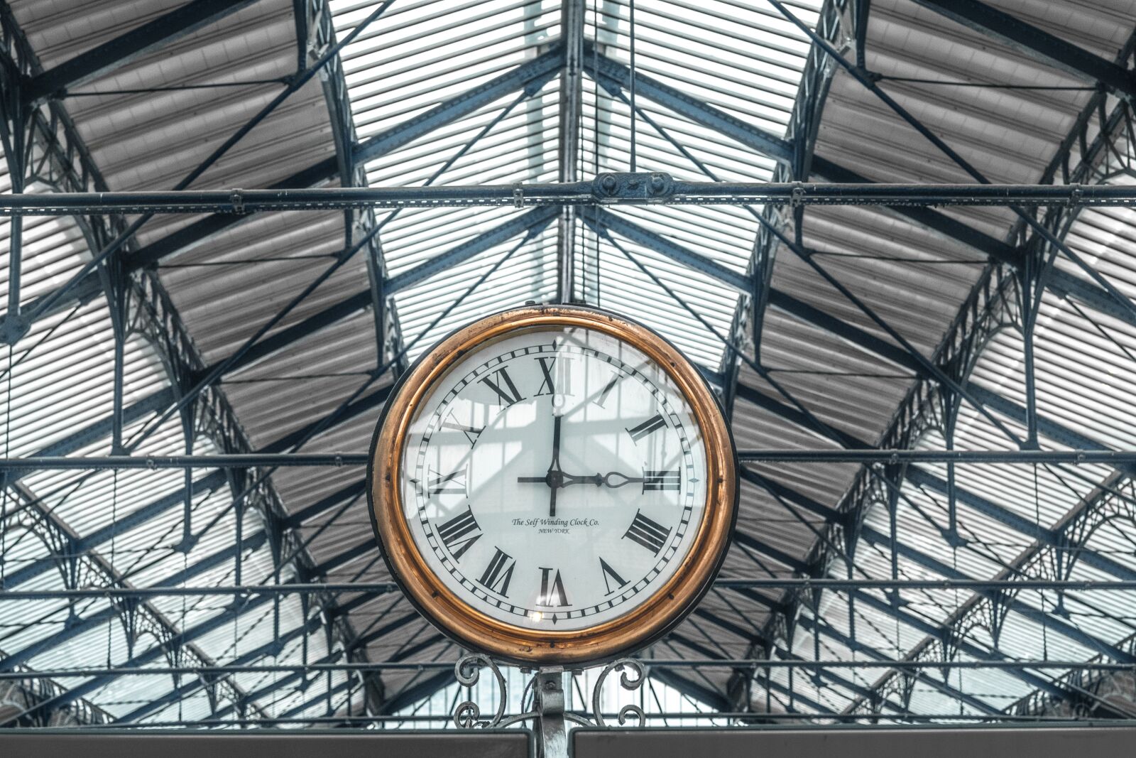 Fujifilm X-T2 + Fujifilm XF 56mm F1.2 R sample photo. Railway station, clock, time photography