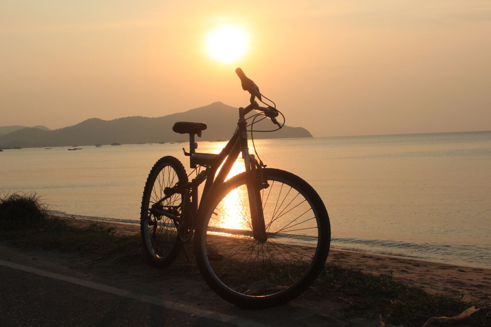 Canon EOS 600D (Rebel EOS T3i / EOS Kiss X5) sample photo. Bicycle, sunsunset, seaside photography