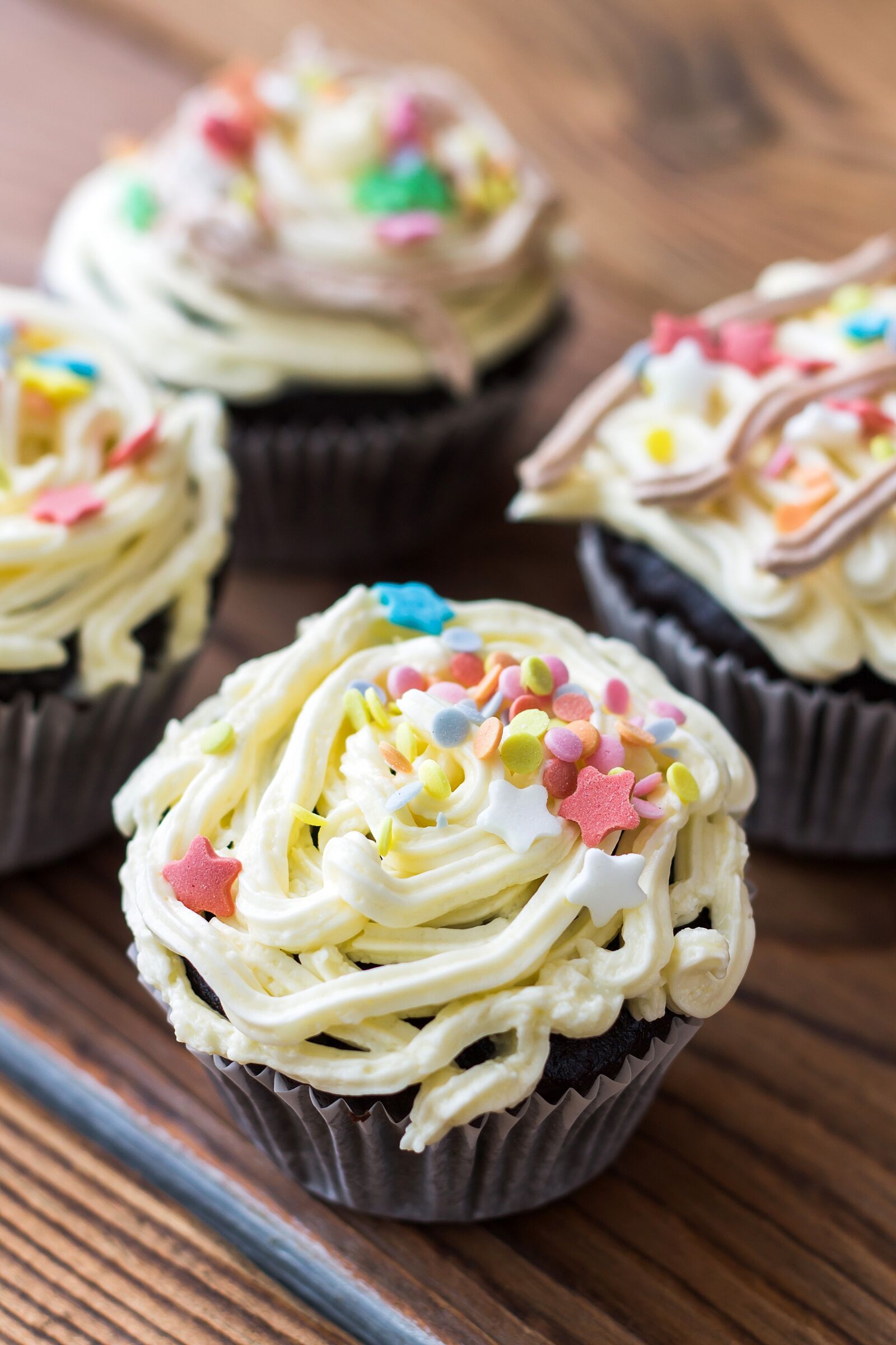 Canon EOS 1100D (EOS Rebel T3 / EOS Kiss X50) + Canon EF 50mm F1.8 II sample photo. Cupcakes, cupcake, muffin photography