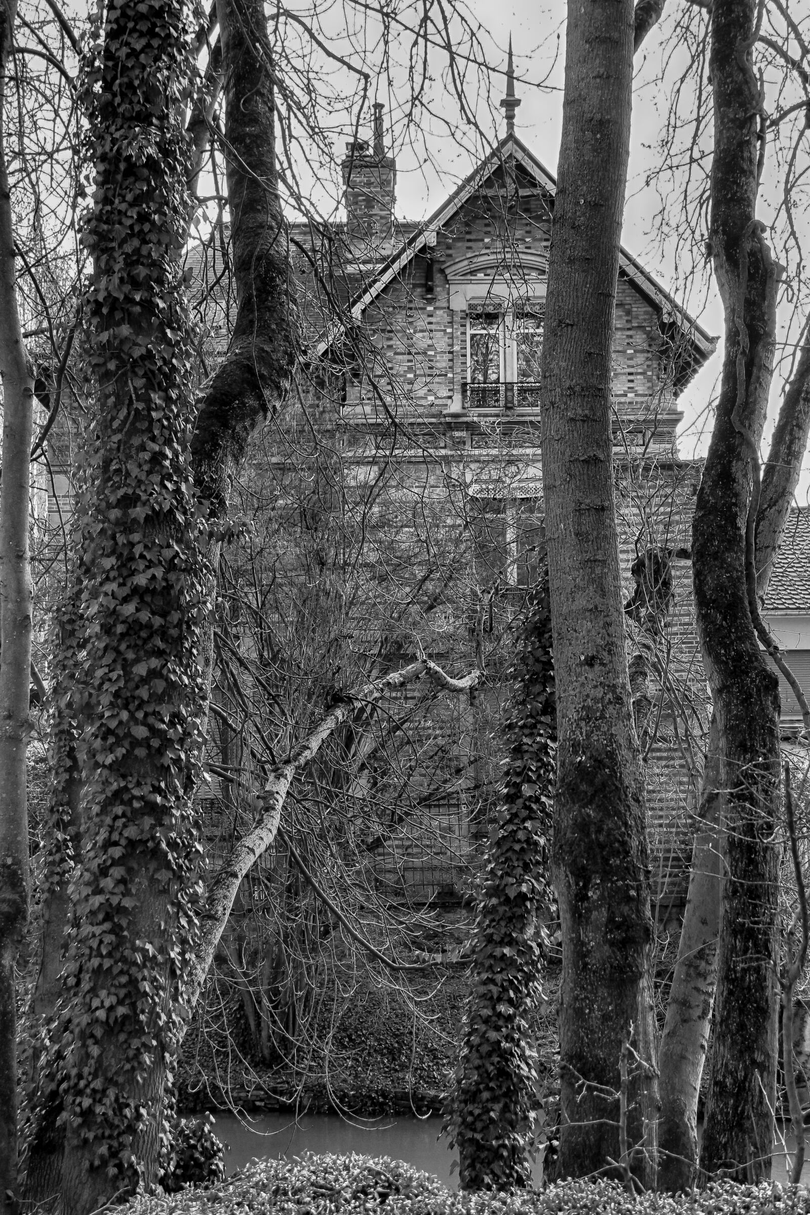 Canon EOS 70D + Canon EF-S 18-200mm F3.5-5.6 IS sample photo. House, black-and-white, mysterious photography