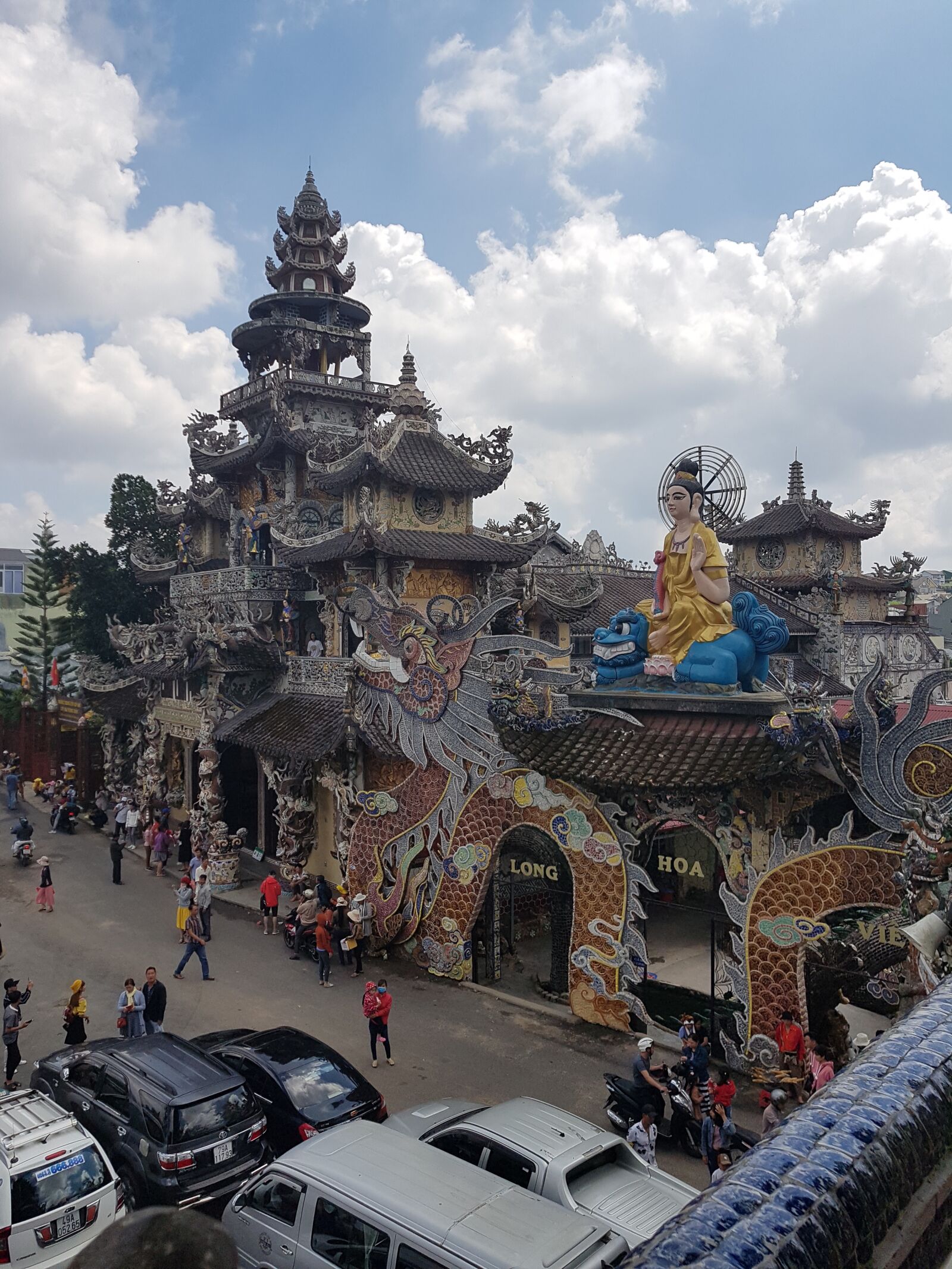 Samsung Galaxy S7 Edge sample photo. Pagoda, car, people photography
