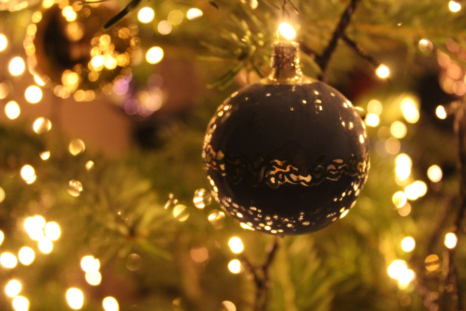 Canon EOS 1200D (EOS Rebel T5 / EOS Kiss X70 / EOS Hi) sample photo. Christmas, christmas tree, decoration photography