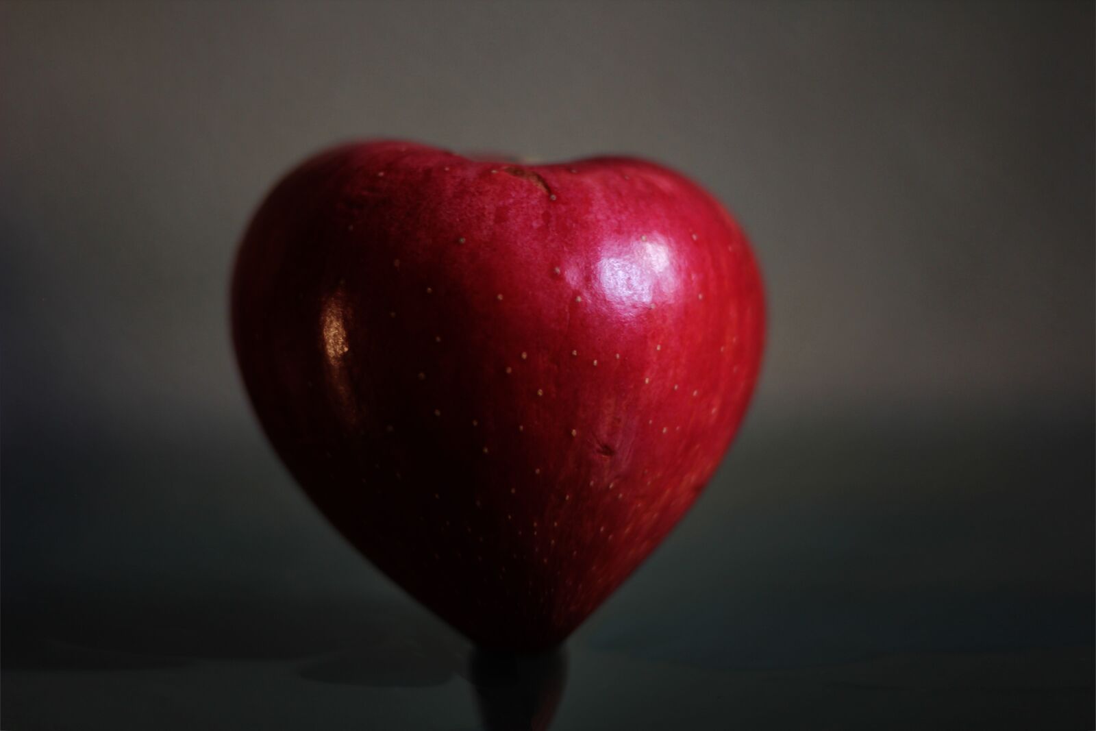 Canon EOS 550D (EOS Rebel T2i / EOS Kiss X4) sample photo. Apple, love, heart photography