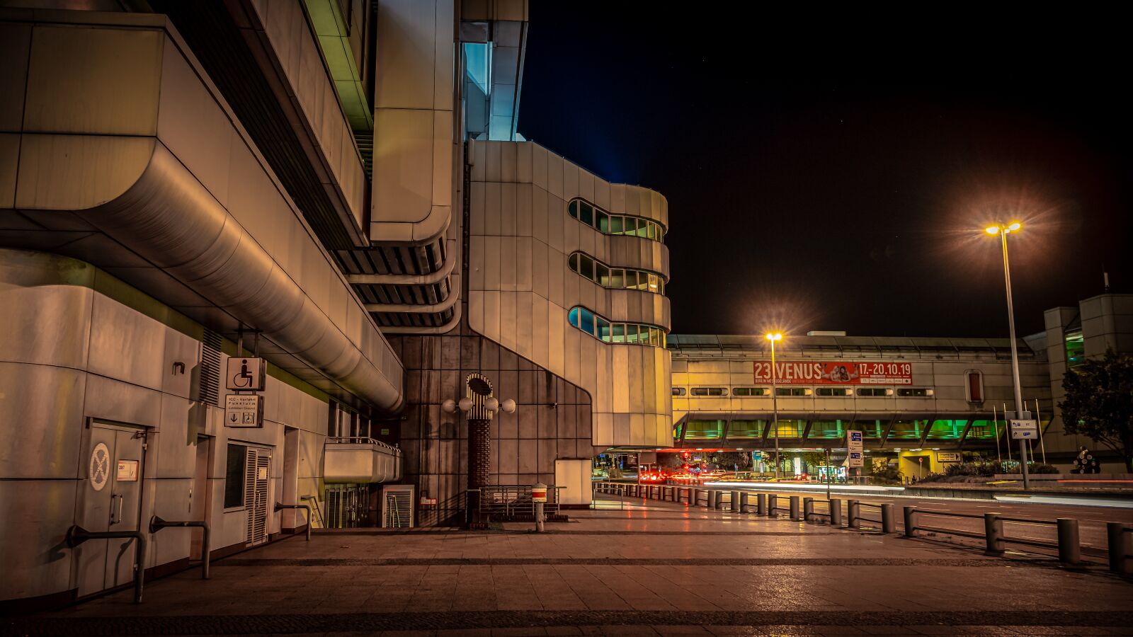 Sony a7 II + Sony FE 28-70mm F3.5-5.6 OSS sample photo. Night, evening, light photography