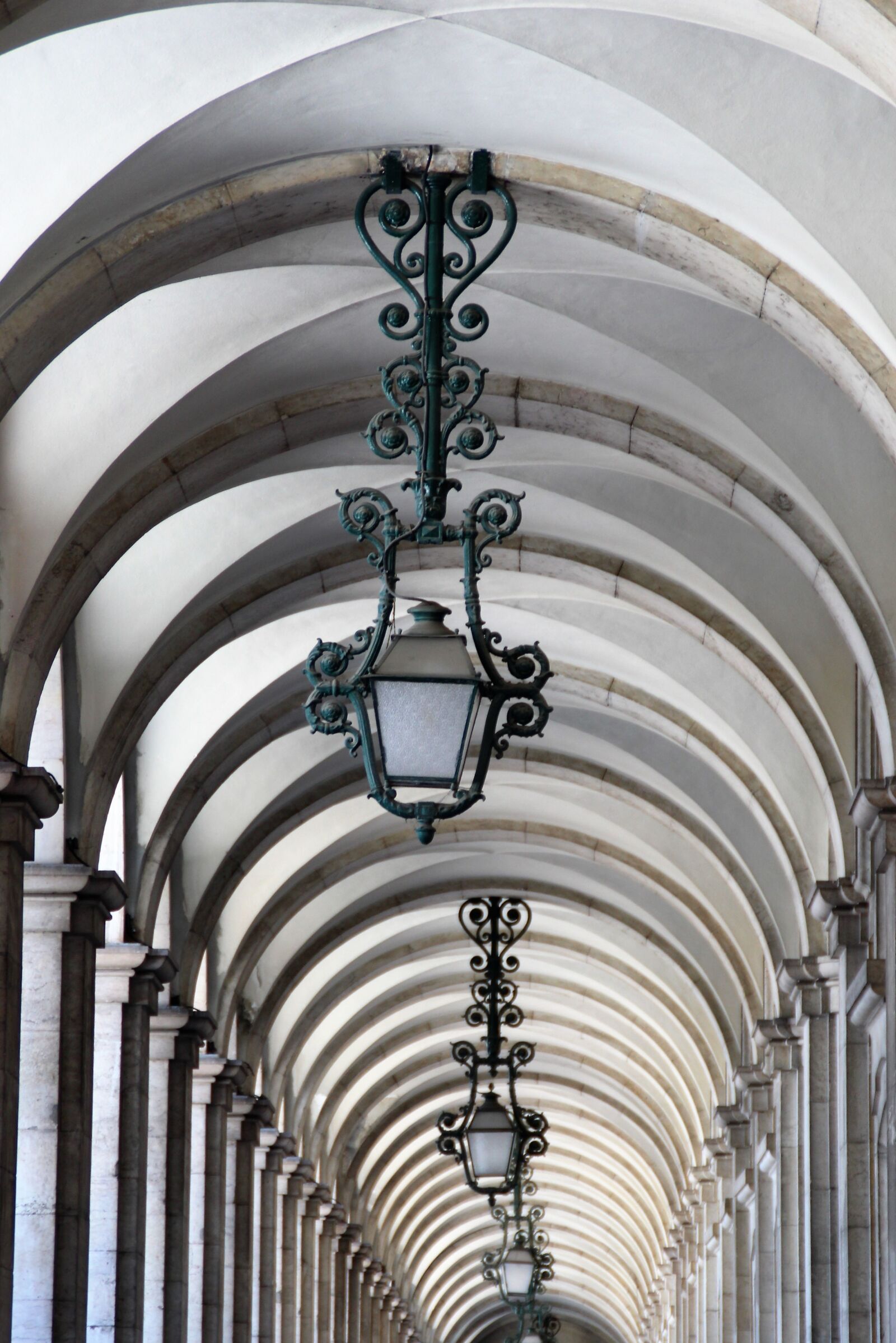Canon EOS 1200D (EOS Rebel T5 / EOS Kiss X70 / EOS Hi) sample photo. Arcade, lamps, shining photography