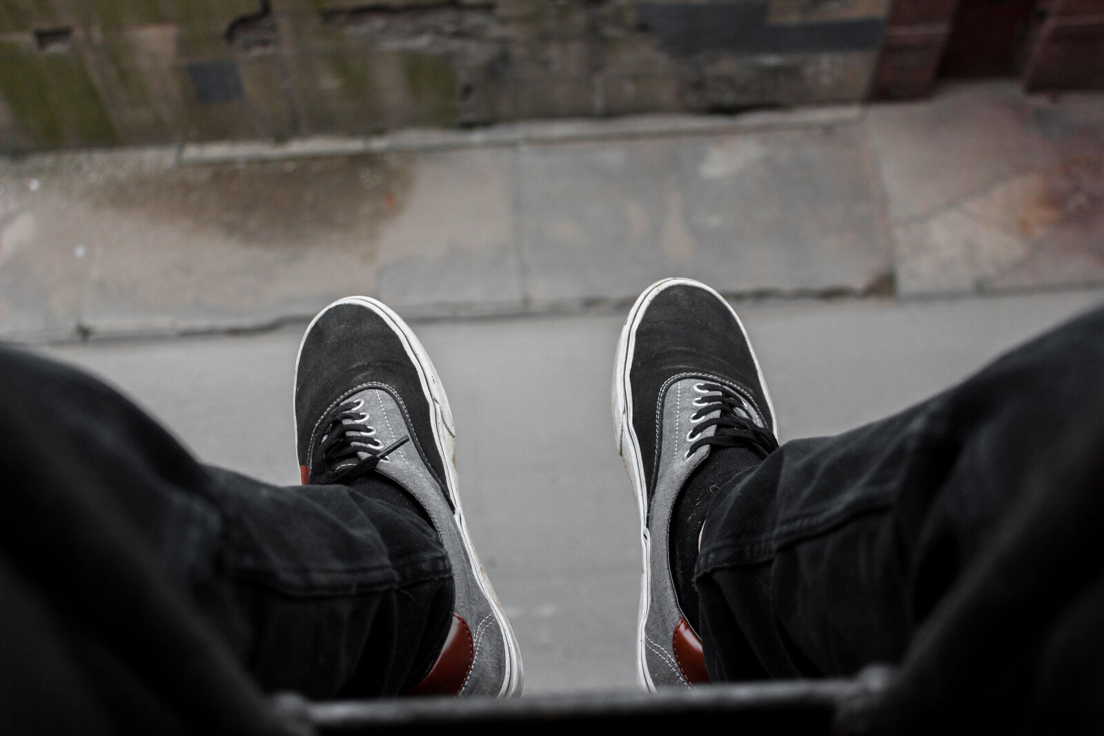 Canon EOS 600D (Rebel EOS T3i / EOS Kiss X5) sample photo. Feet, hanging, jeans, road photography