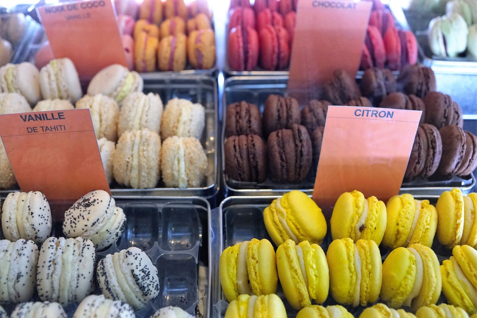 Sony ILCA-77M2 + Sony DT 16-50mm F2.8 SSM sample photo. Macarons, eat, food photography