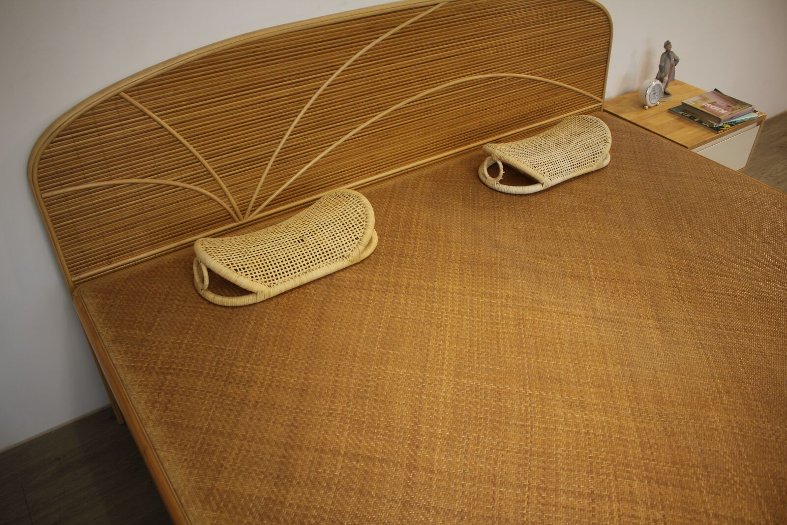 Canon EOS 550D (EOS Rebel T2i / EOS Kiss X4) sample photo. Bed, rattan work, cane photography