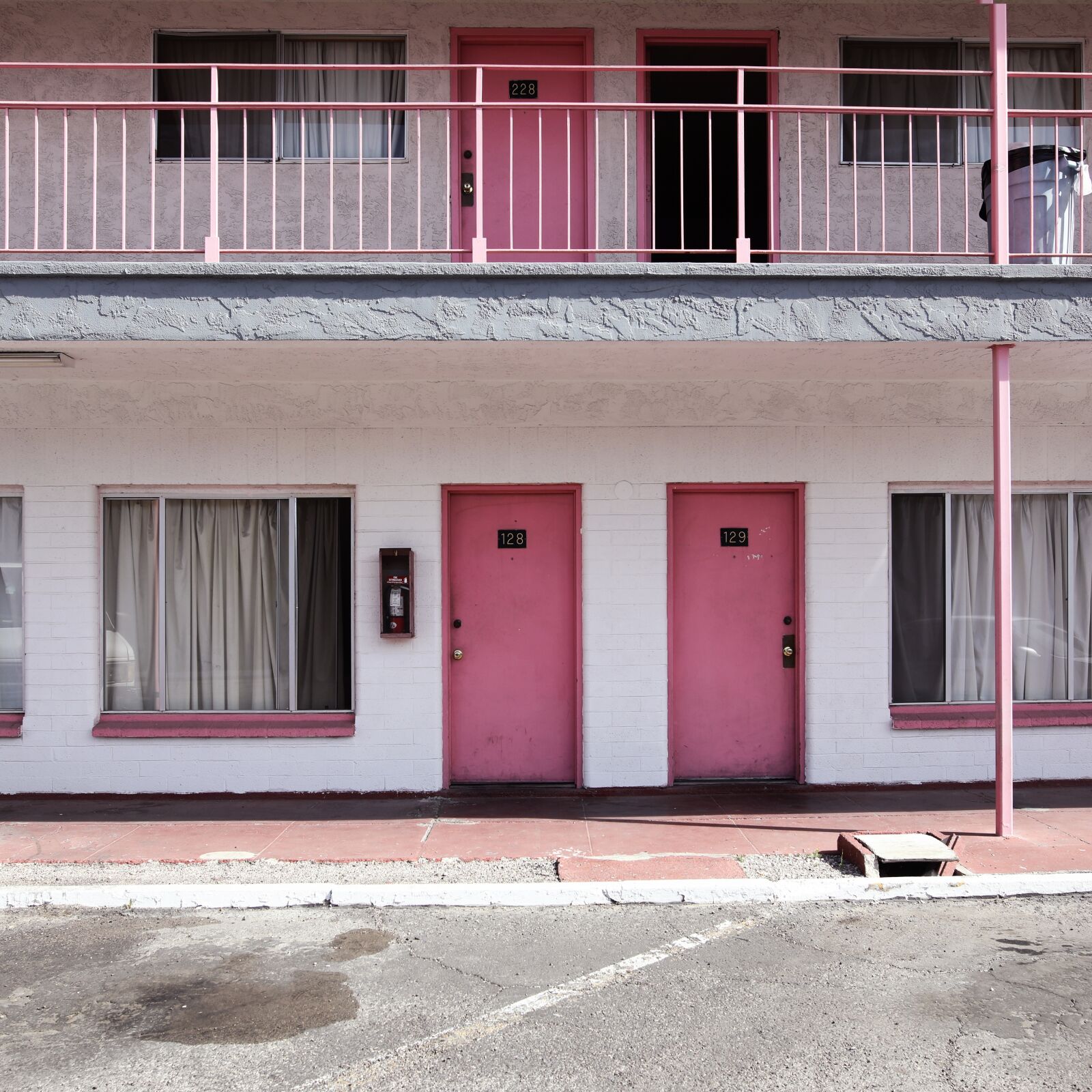 Canon EOS 5D Mark IV sample photo. Motel, pink, door photography