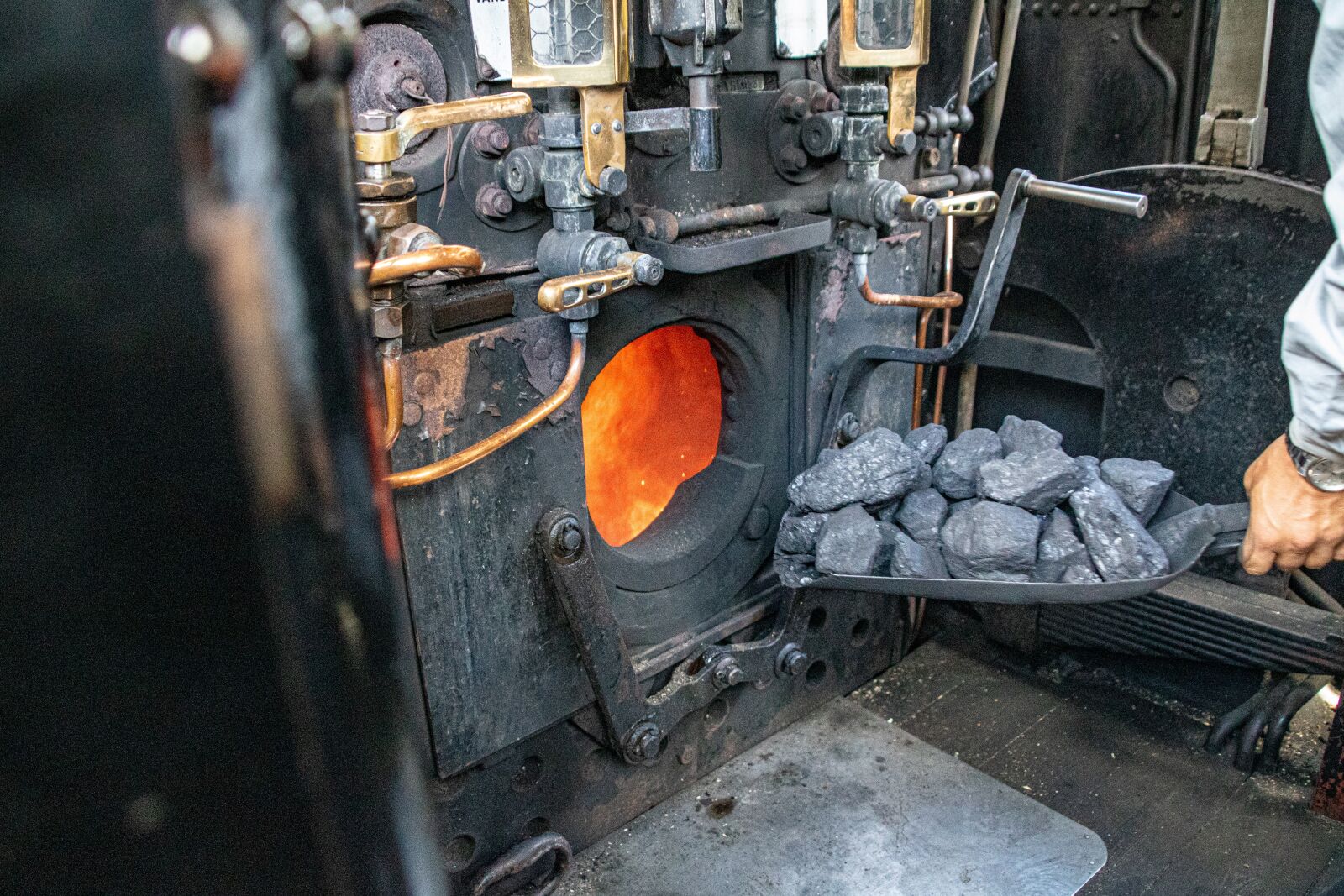 Canon EOS 750D (EOS Rebel T6i / EOS Kiss X8i) sample photo. Steam locomotive, coal, shovel photography