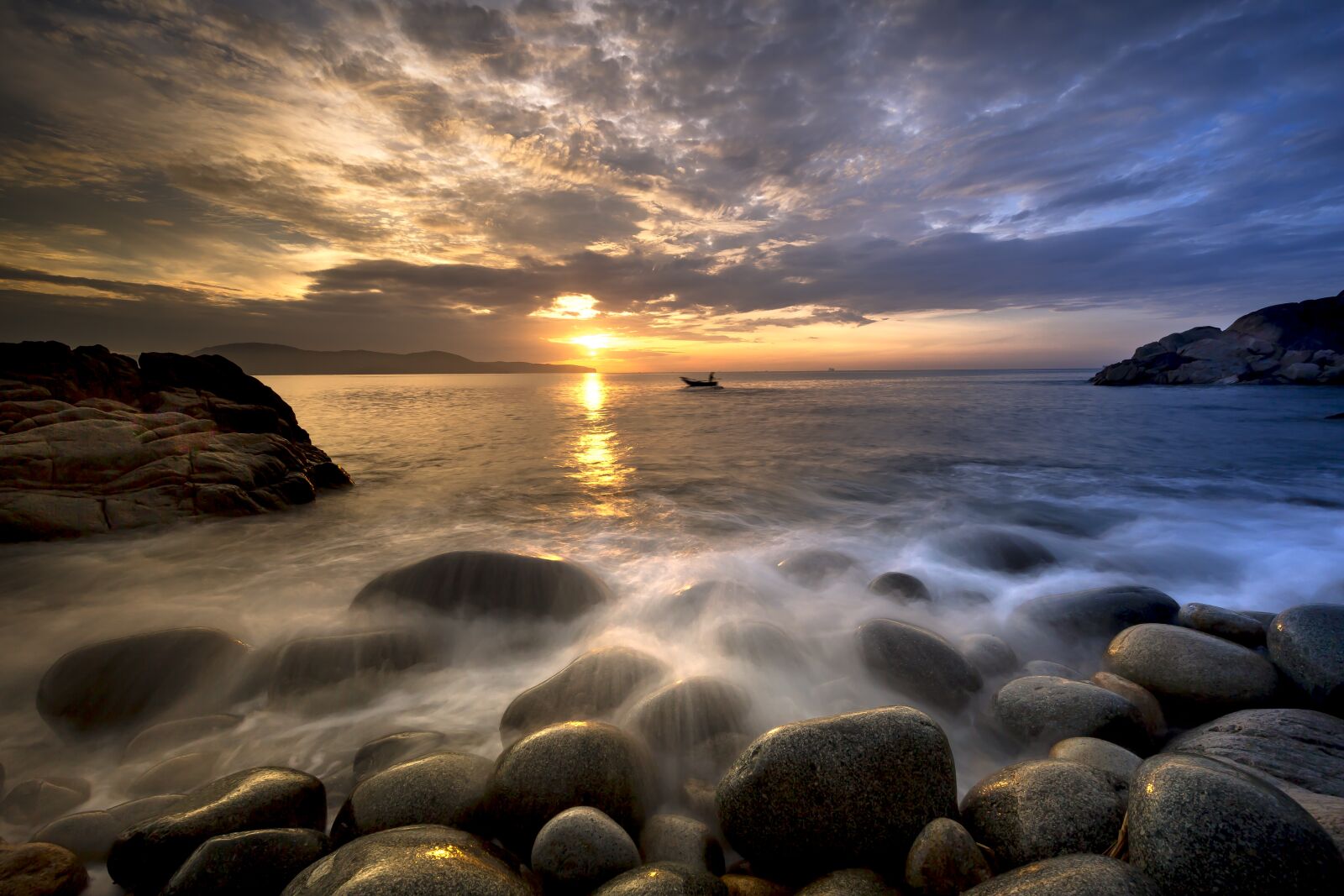 Canon EF 16-35mm F4L IS USM sample photo. The beach, gravel, the photography