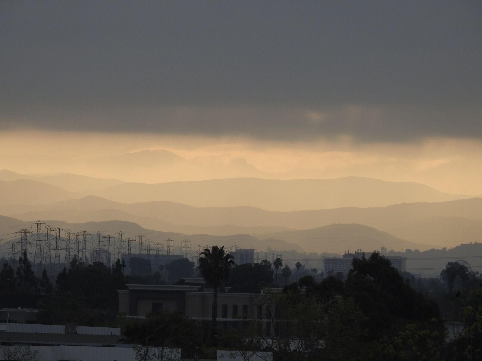Nikon Coolpix P900 sample photo. City, mountain, haze photography