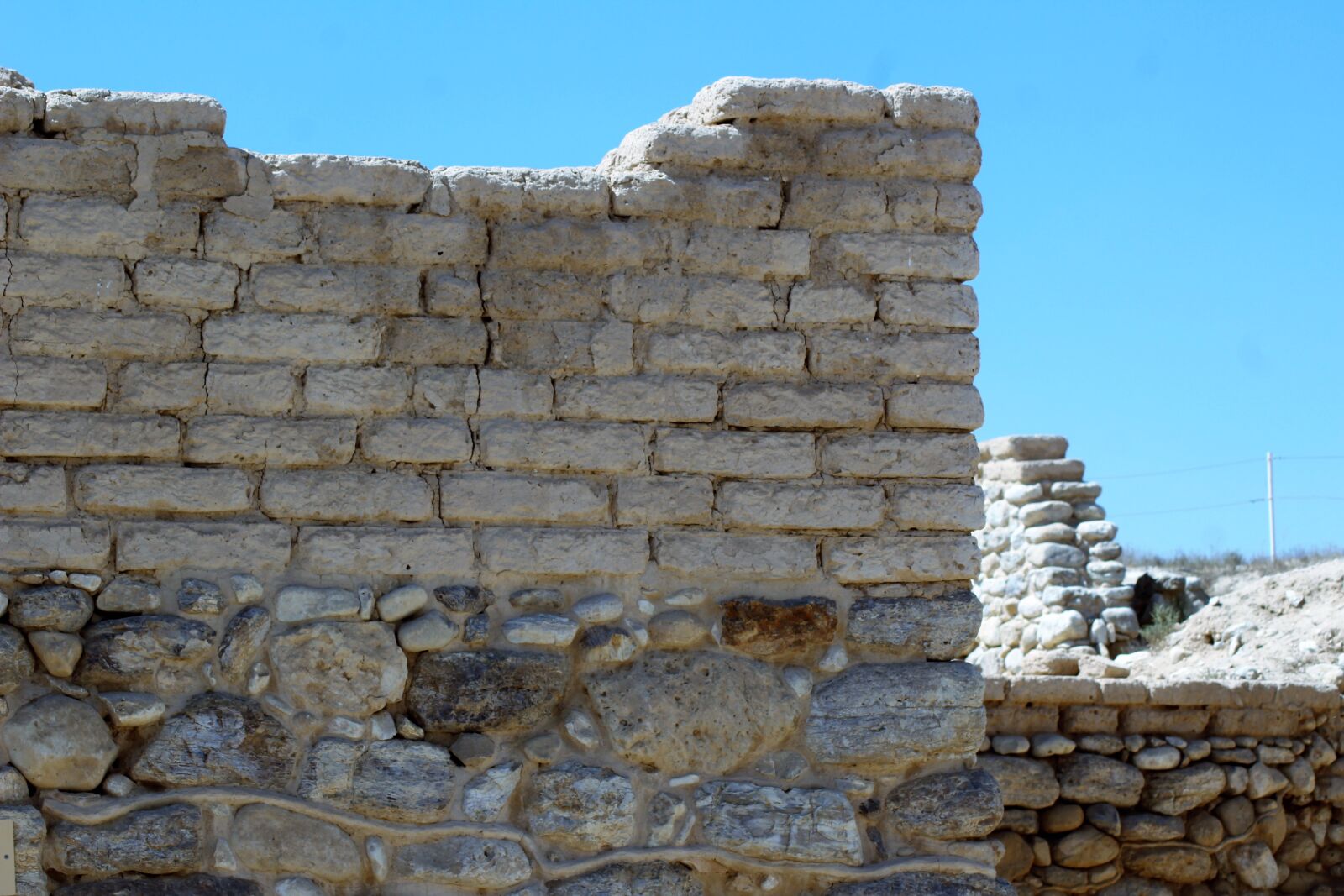 Canon EOS 1200D (EOS Rebel T5 / EOS Kiss X70 / EOS Hi) sample photo. Wall, desert, ruins photography