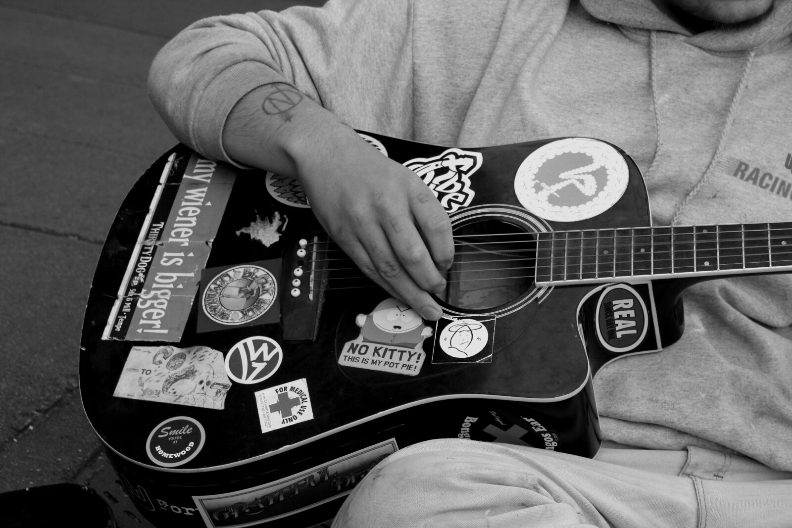 Canon EOS 550D (EOS Rebel T2i / EOS Kiss X4) sample photo. Guitar, guitarist, street musician photography