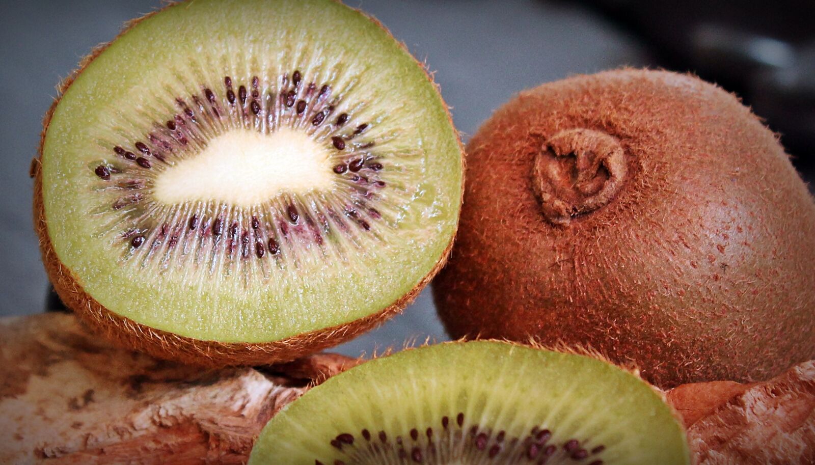 Canon EOS 550D (EOS Rebel T2i / EOS Kiss X4) sample photo. Kiwi, fruit, healthy photography