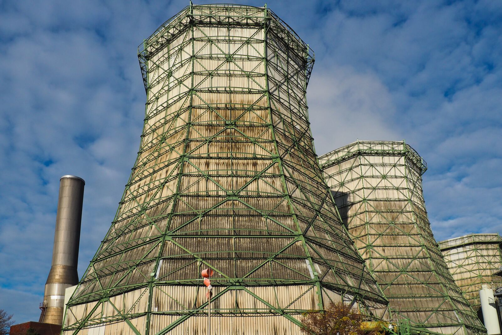 Olympus OM-D E-M10 sample photo. Cooling towers, stadtwerke, power photography