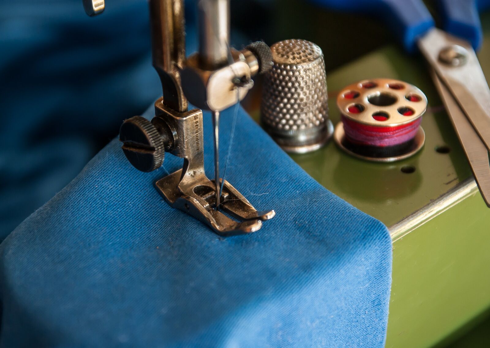 Pentax K10D sample photo. Sewing machine, couture, thimble photography
