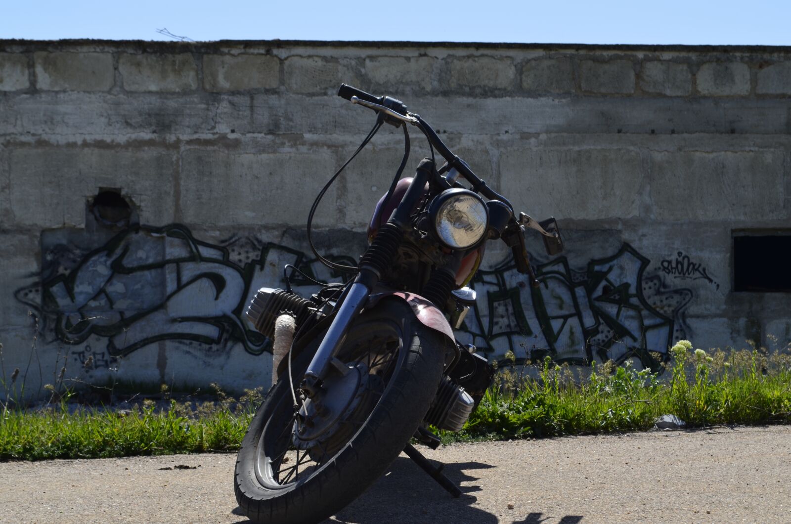 Nikon D5100 sample photo. Motorcycle, wall, graffiti photography