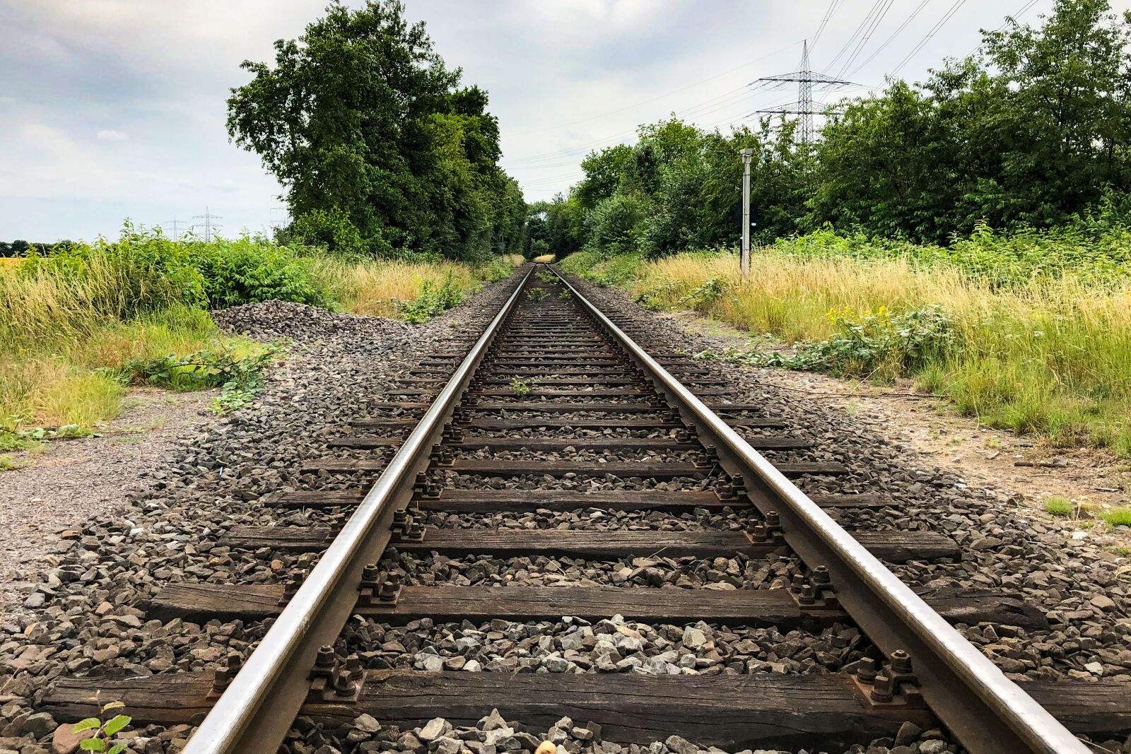 iPhone 8 back camera 3.99mm f/1.8 sample photo. Gleise, railway, railroad tracks photography