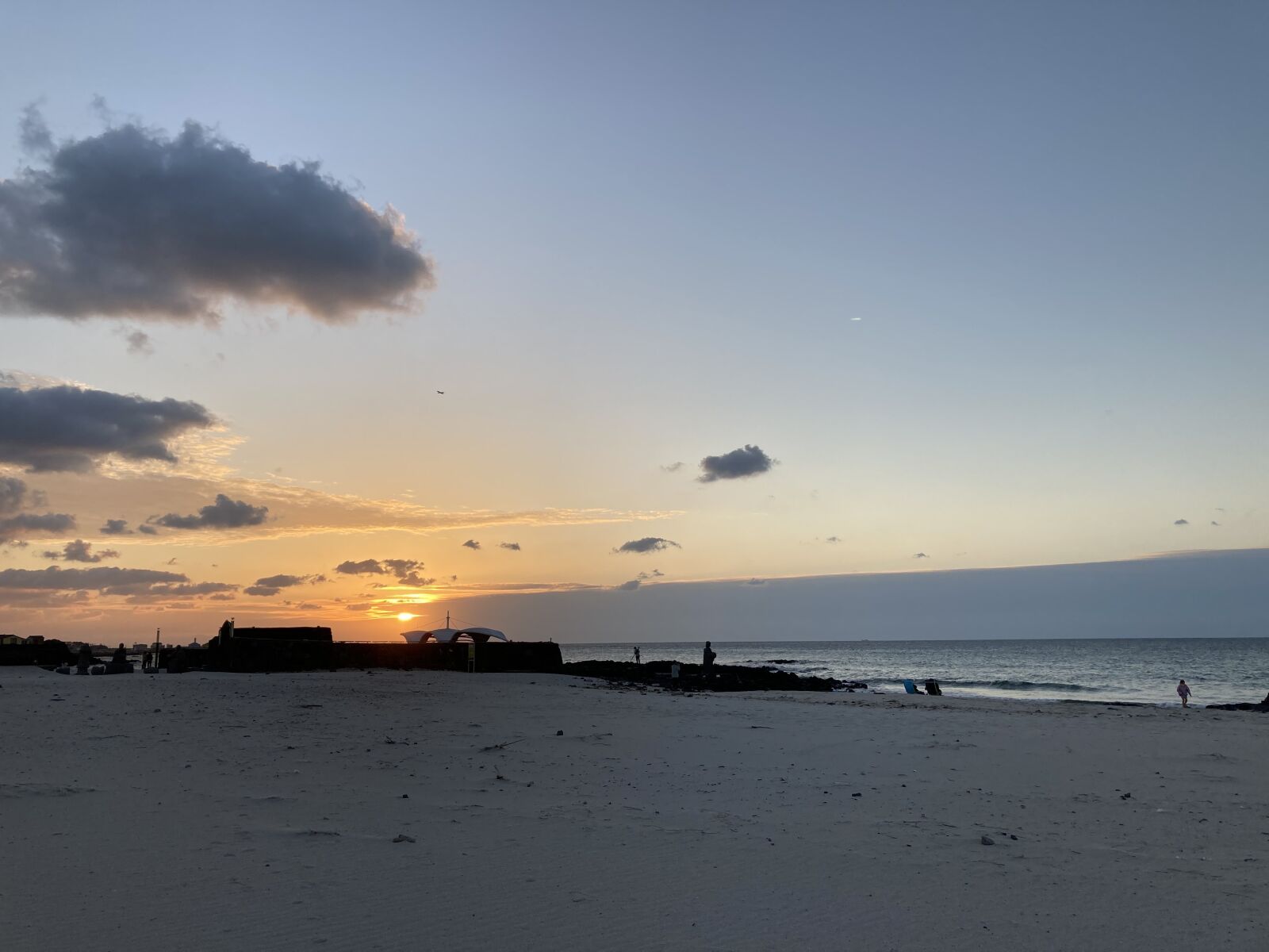 iPhone SE (2nd generation) back camera 3.99mm f/1.8 sample photo. Beach, sunset, sea photography