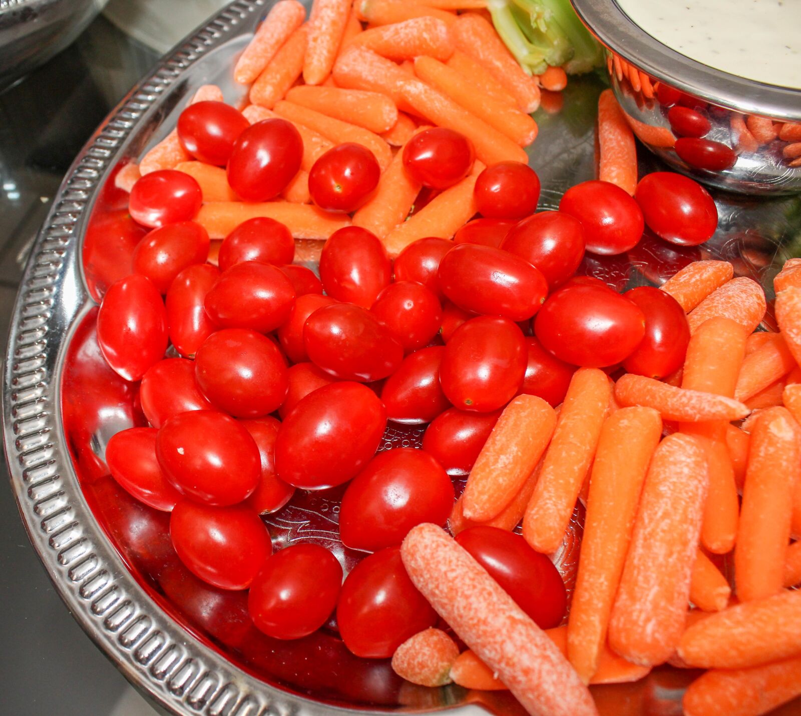 Canon EOS 1200D (EOS Rebel T5 / EOS Kiss X70 / EOS Hi) sample photo. Tomatoes, carrots, dip photography