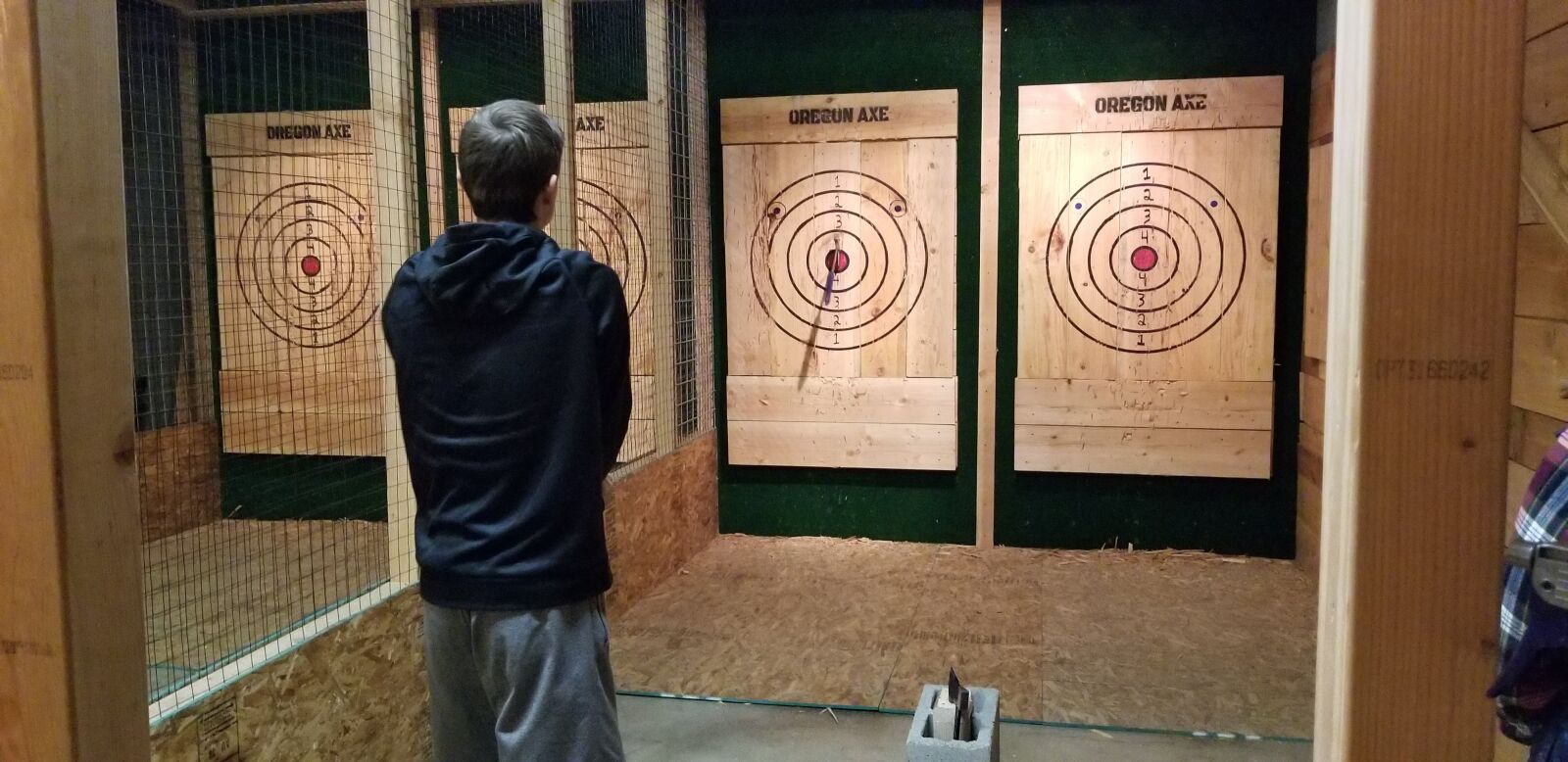 Samsung Galaxy S8+ sample photo. Axe, axe throwing, bullseye photography