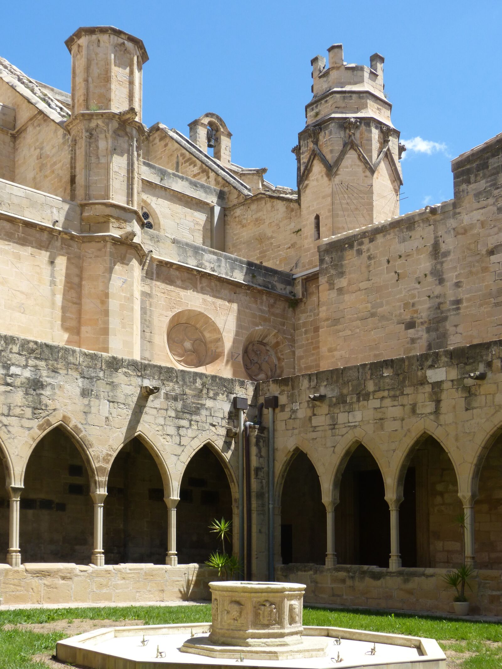 Panasonic DMC-FZ62 sample photo. Cloister, gothic, tortosa photography