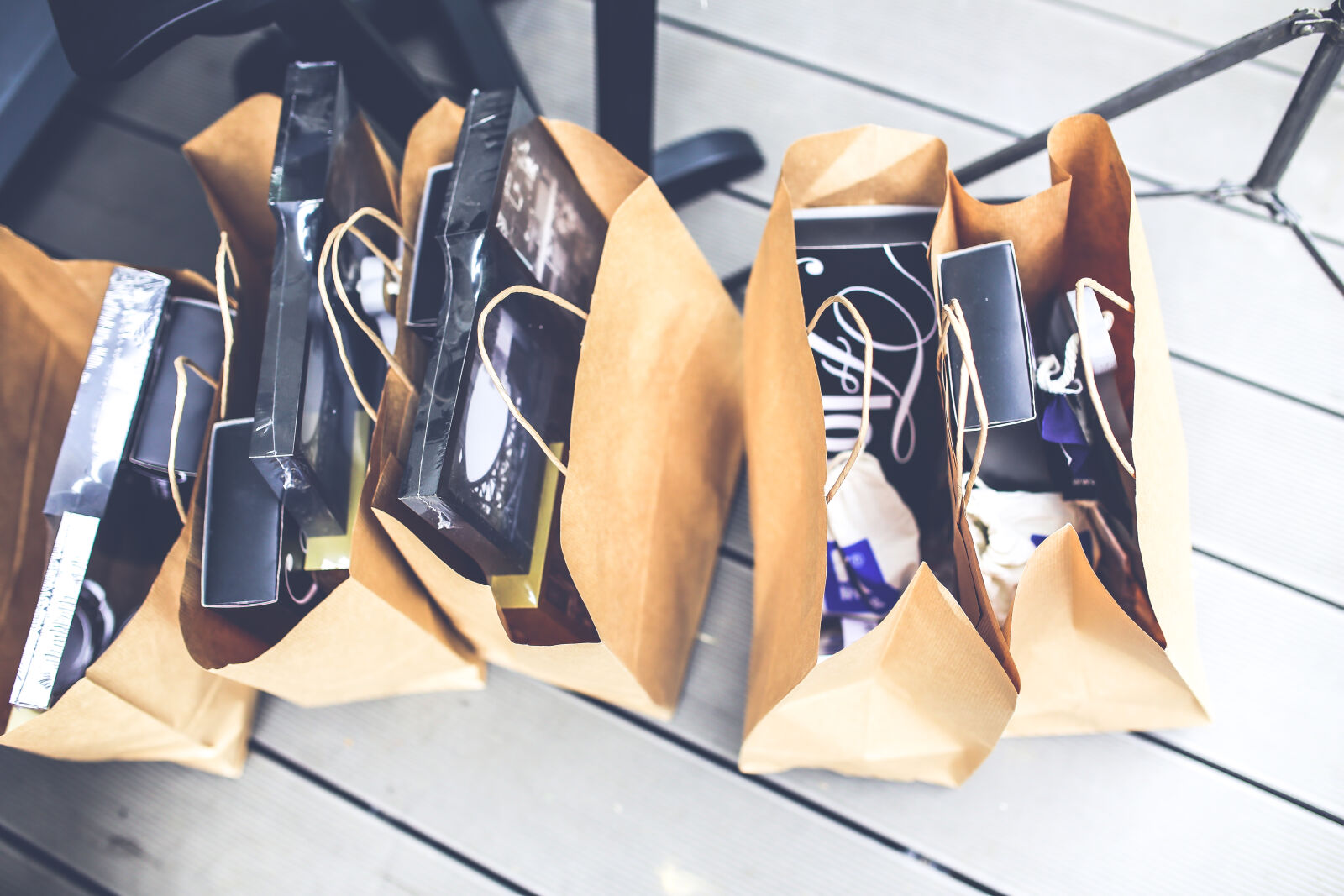 Canon EOS 6D + Sigma 35mm F1.4 DG HSM Art sample photo. Brown, shopping, bags photography