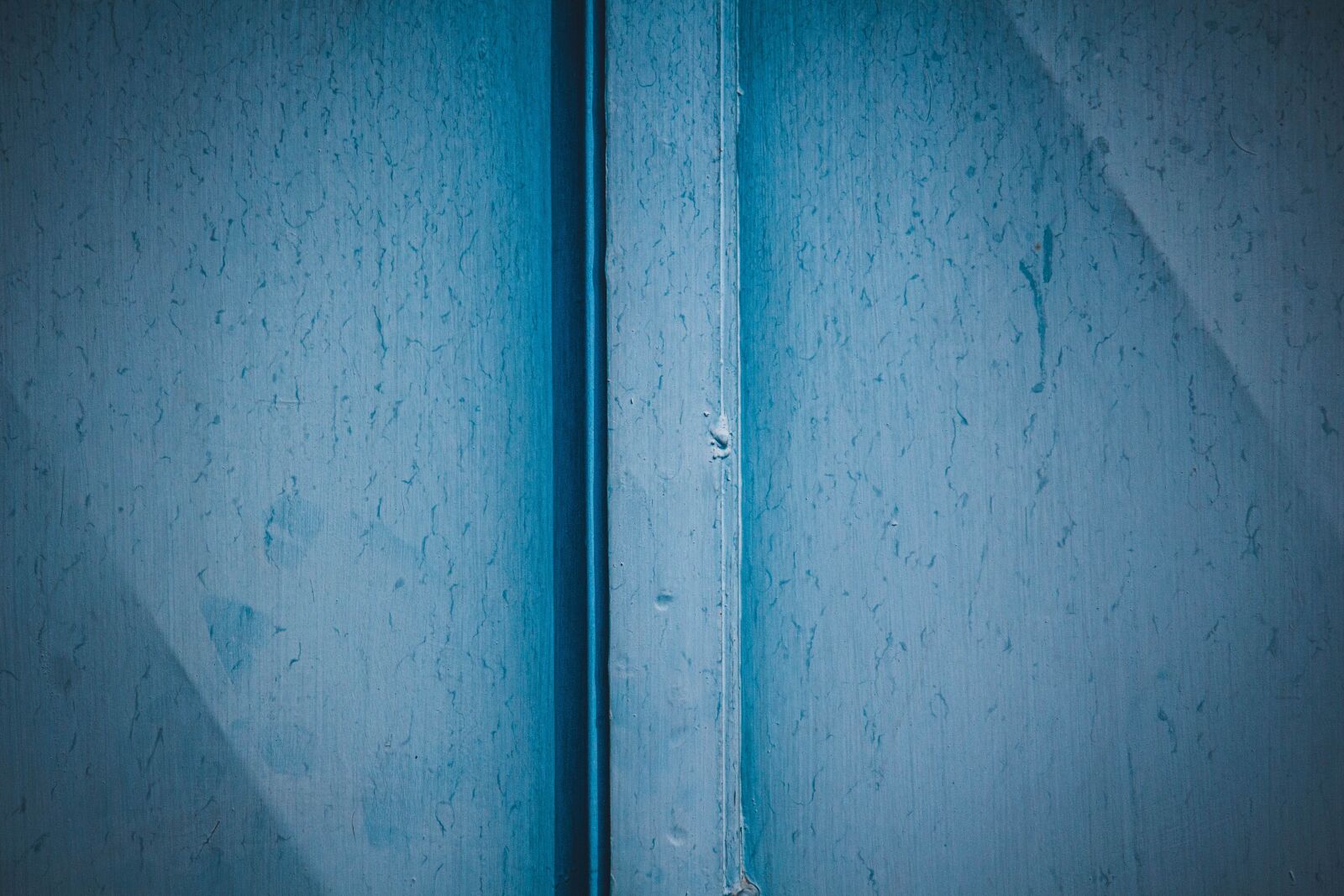Canon EF-S 55-250mm F4-5.6 IS STM sample photo. Blue metal, metal, blue photography