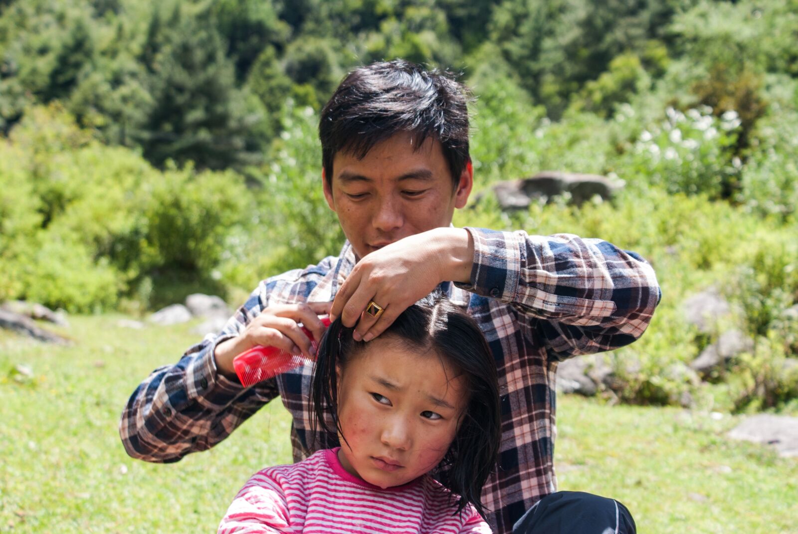 Sony Alpha DSLR-A100 sample photo. Tibet, girls, father photography