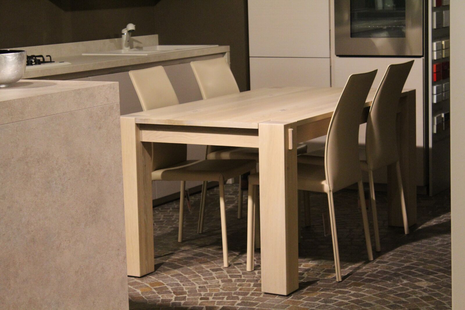 Canon EOS 1200D (EOS Rebel T5 / EOS Kiss X70 / EOS Hi) sample photo. Table, chairs, interior photography