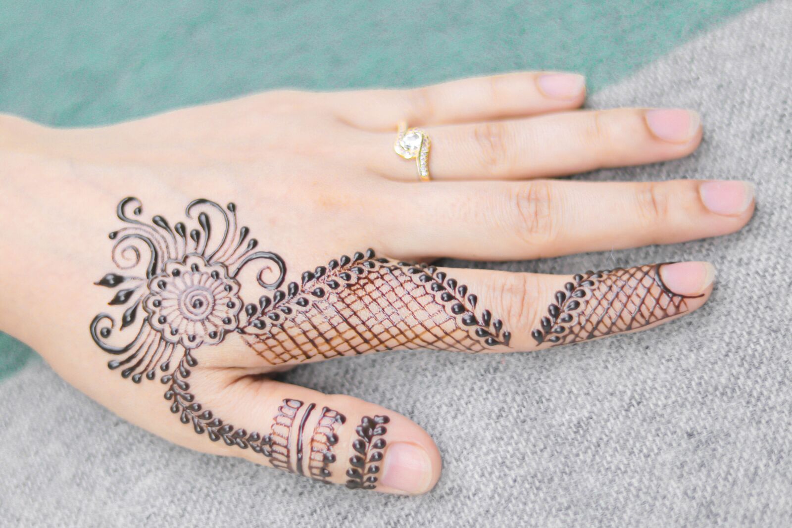 Canon EOS 80D + Canon EF 50mm F1.8 STM sample photo. Jewellery, draw, palm photography