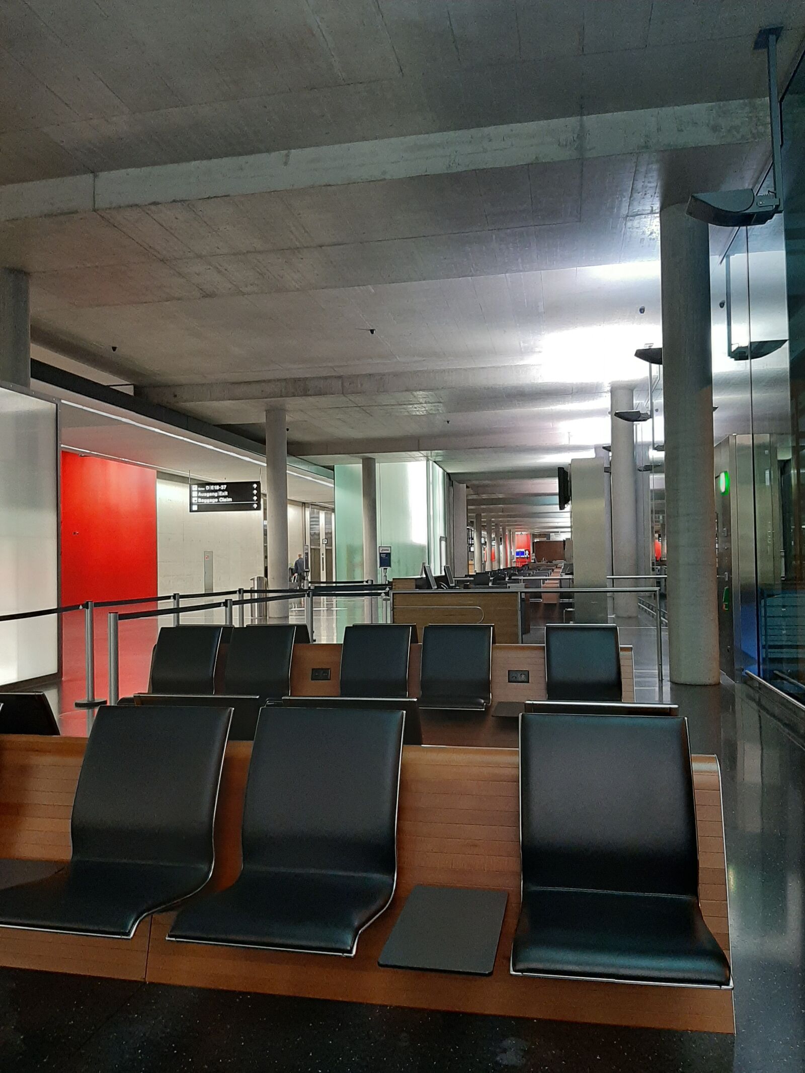 Samsung Galaxy A50 sample photo. Airport, hall, departure photography