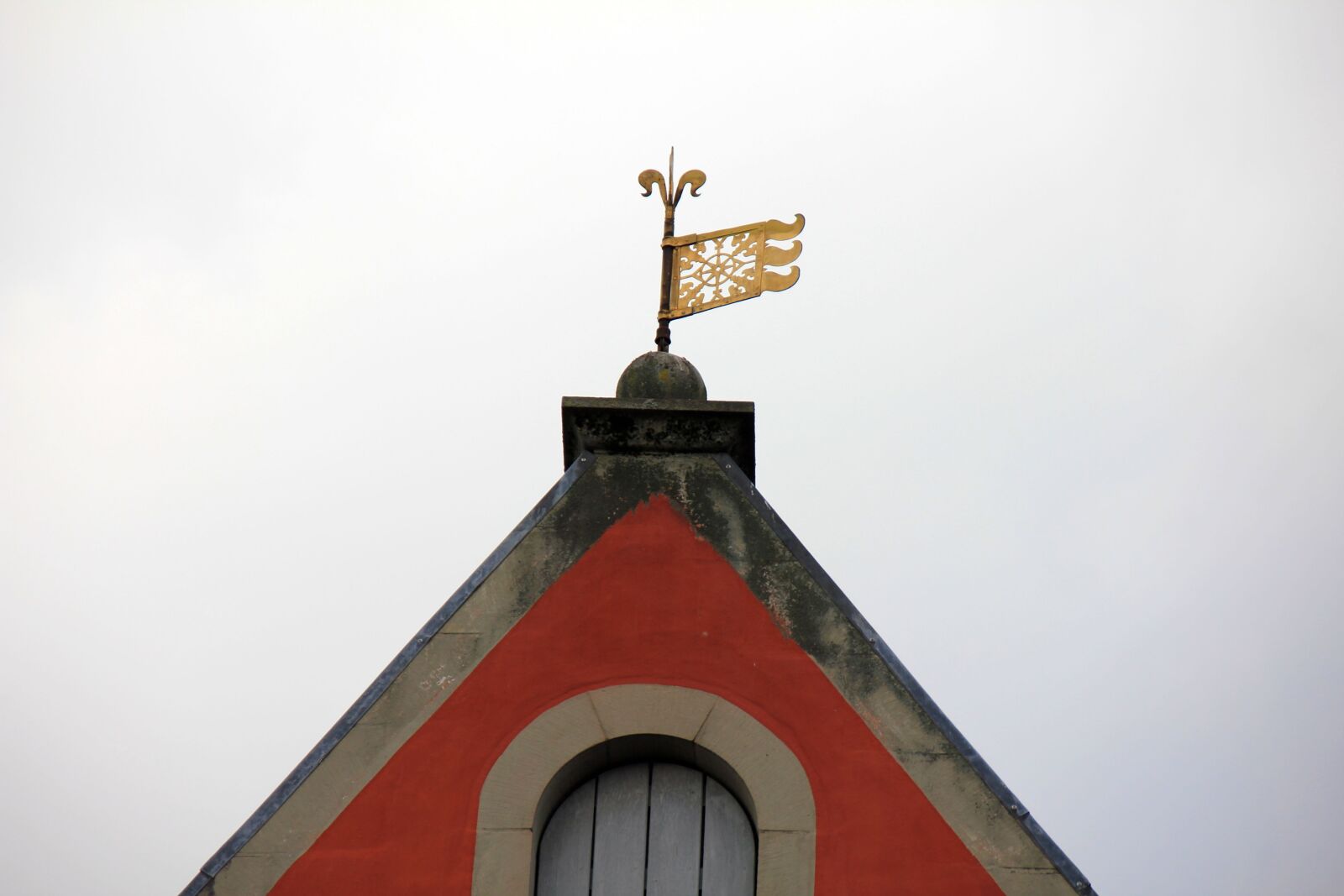Canon EOS 550D (EOS Rebel T2i / EOS Kiss X4) sample photo. Building, weathervane, wind vane photography