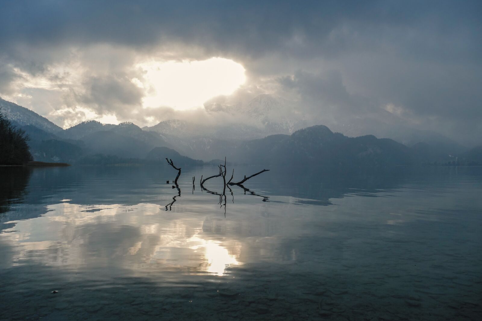 Panasonic Lumix DMC-FZ1000 sample photo. Kochelsee, bavaria, light photography