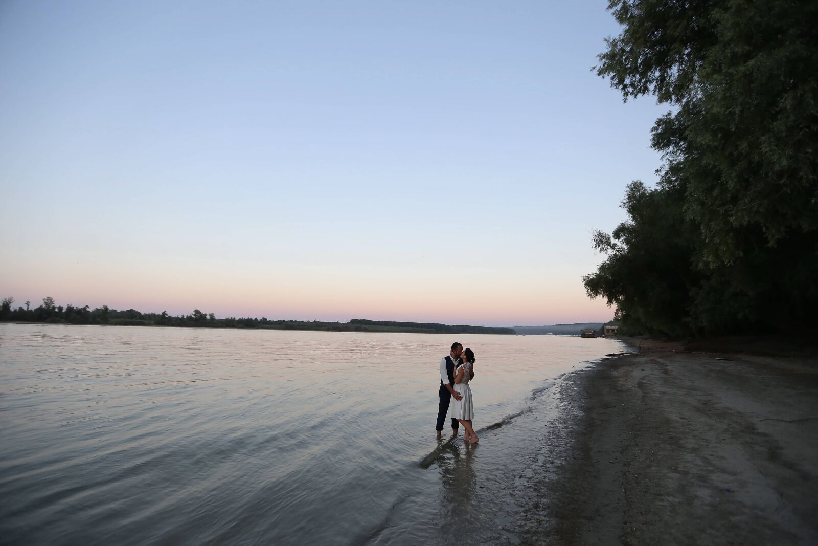 Canon EF 16-35mm F2.8L II USM sample photo. Beach, kiss, hugging, love photography