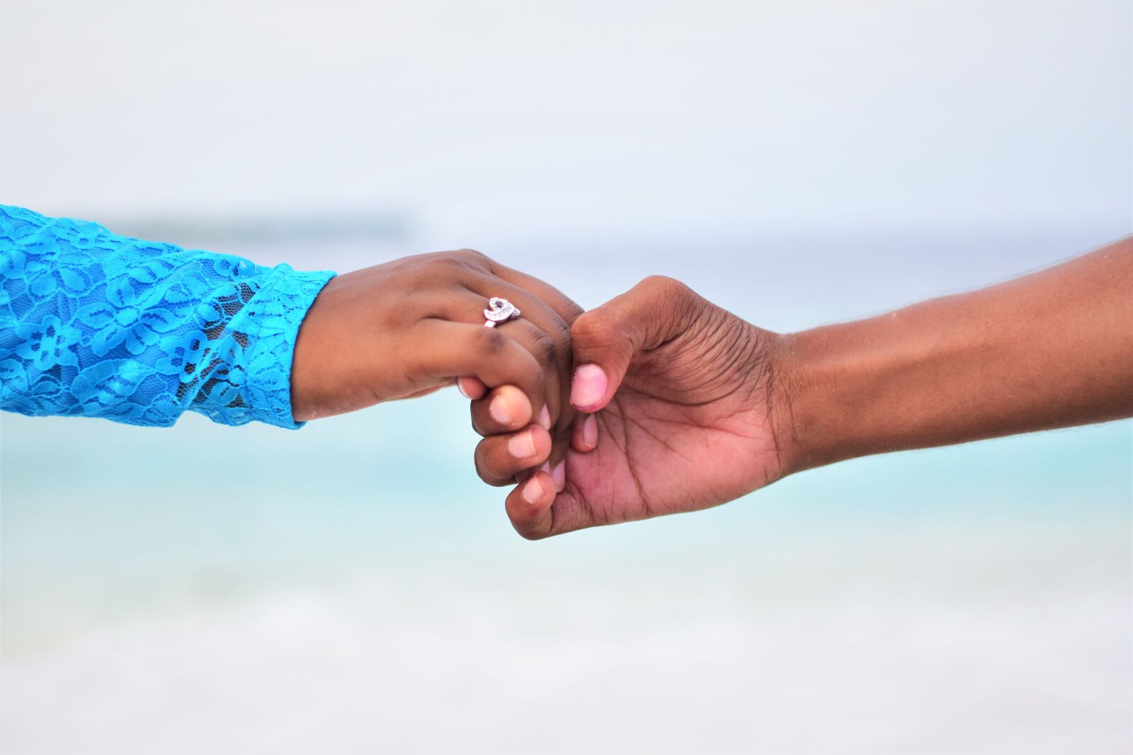 Nikon D5600 sample photo. Couple, lovers, hands photography