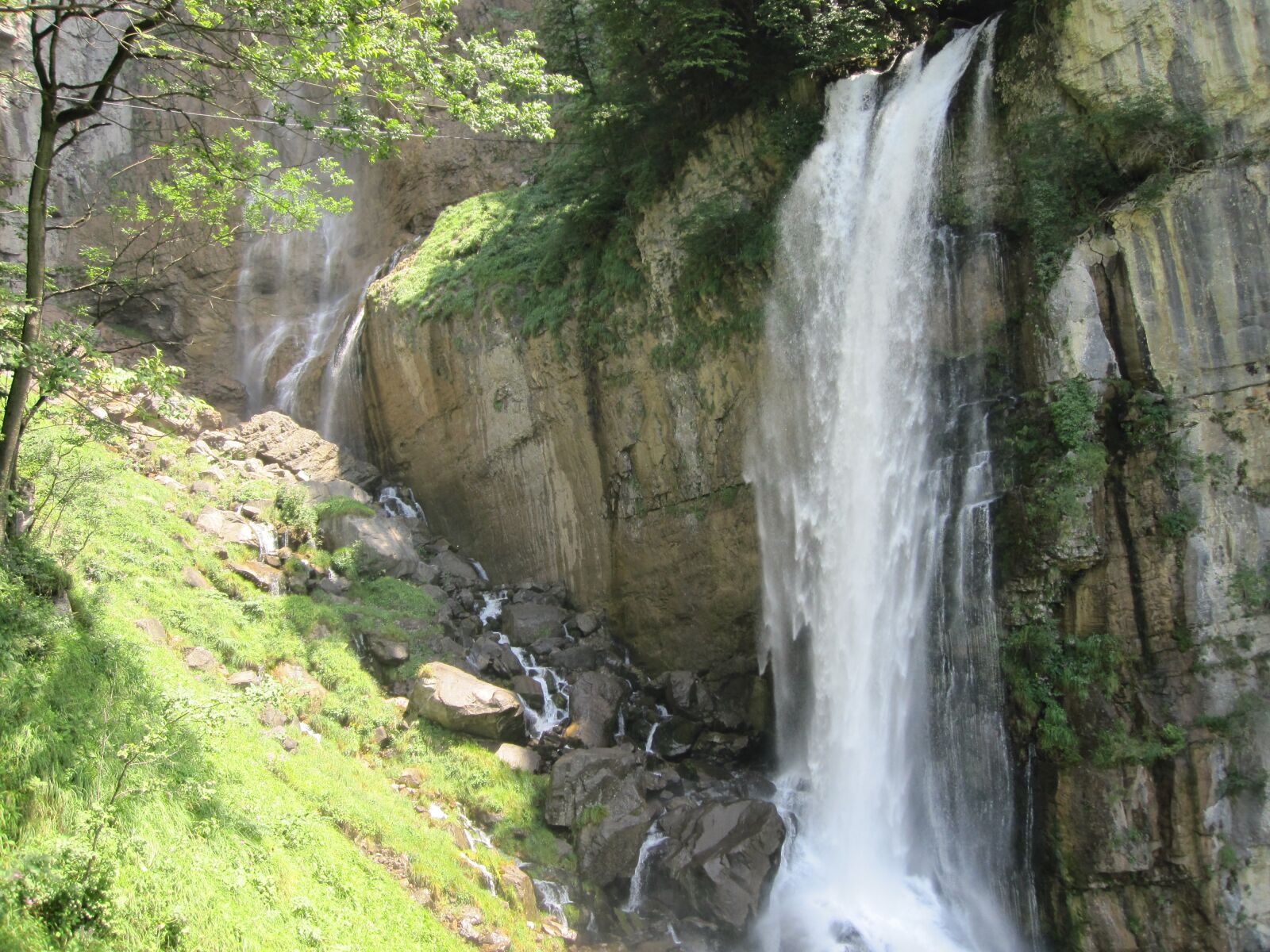 Canon PowerShot SD780 IS (Digital IXUS 100 IS / IXY Digital 210 IS) sample photo. Waterfall, switzerland, sunny photography